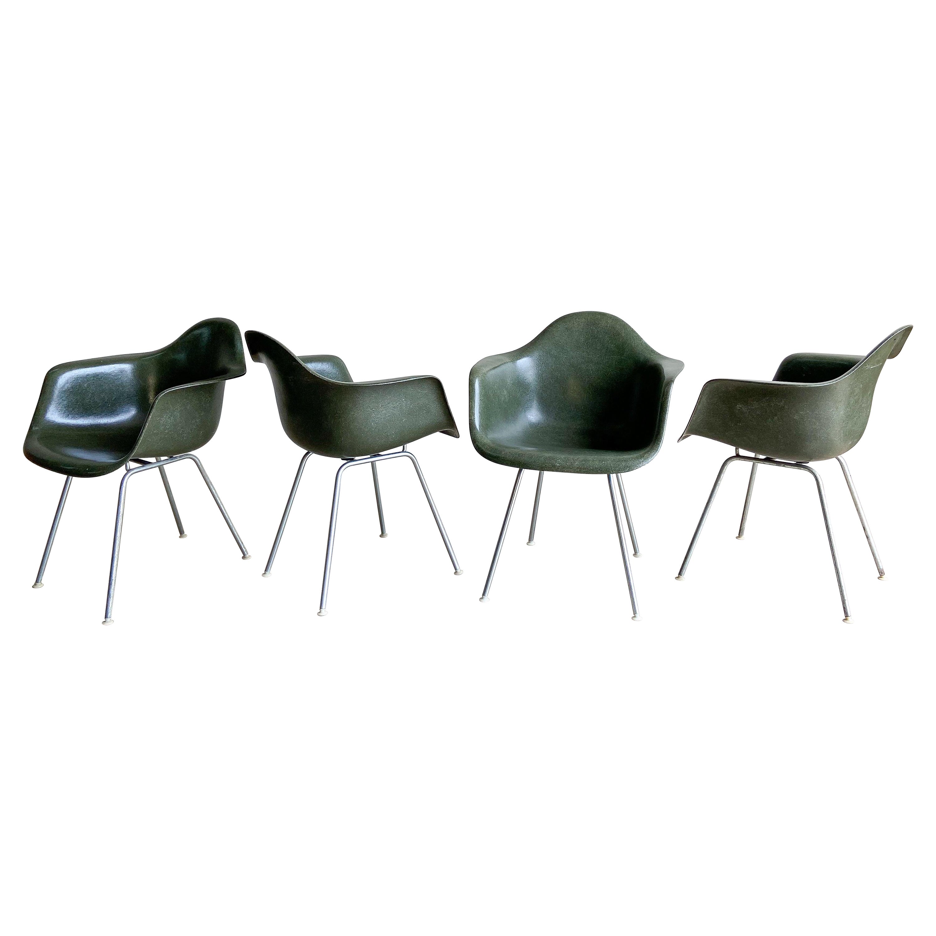 Un meraviglioso set di quattro poltrone in fibra di vetro disegnate da Charles e Ray Eames per Herman Miller. Offre un raro colore verde oliva che non si vede spesso. 

Uno degli esempi più noti del movimento del design moderno. Gli Eames sono noti