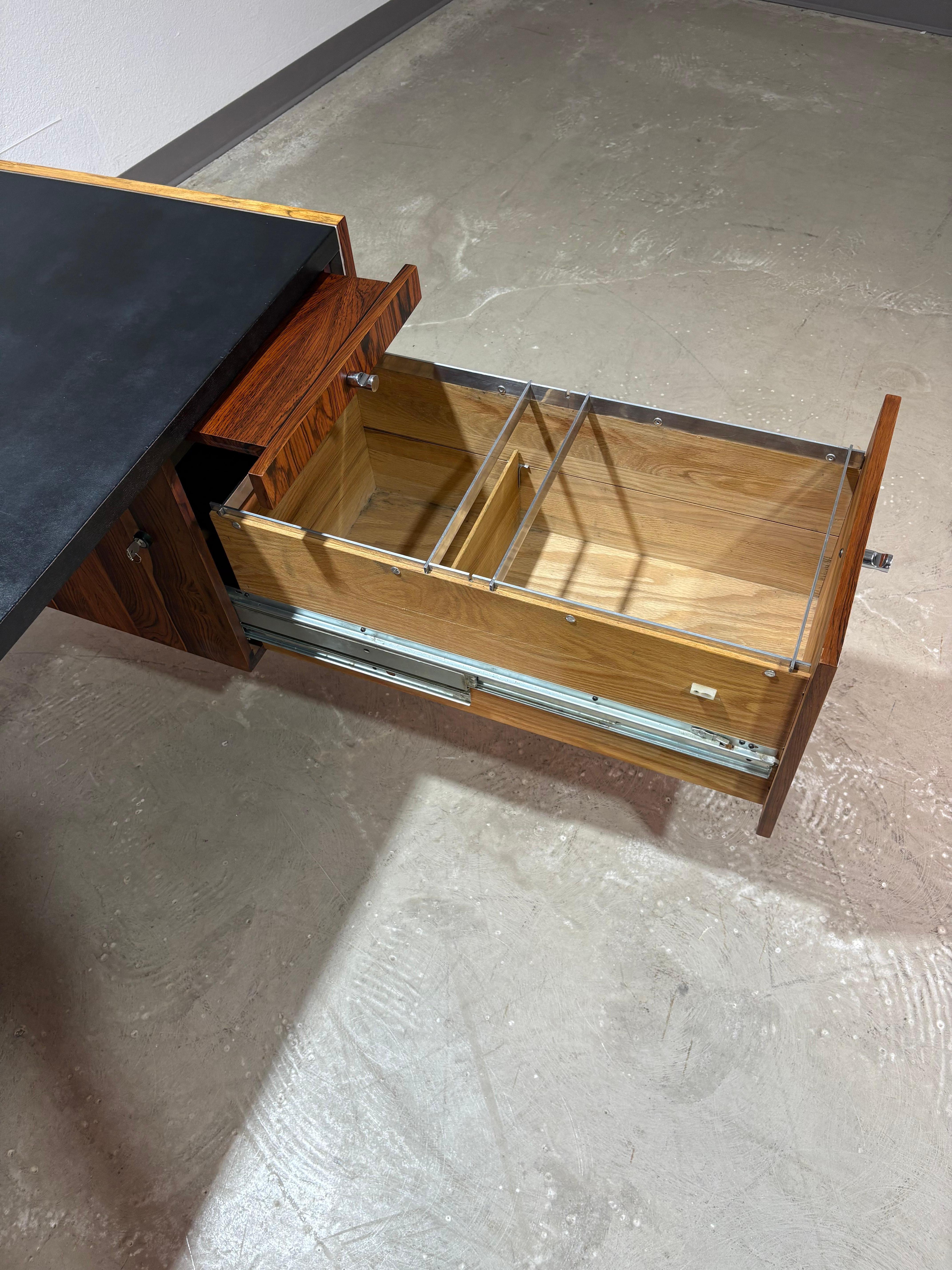 Herman Miller per Biltrite Scrivania direzionale in legno di palissandro e pelle in vendita 3