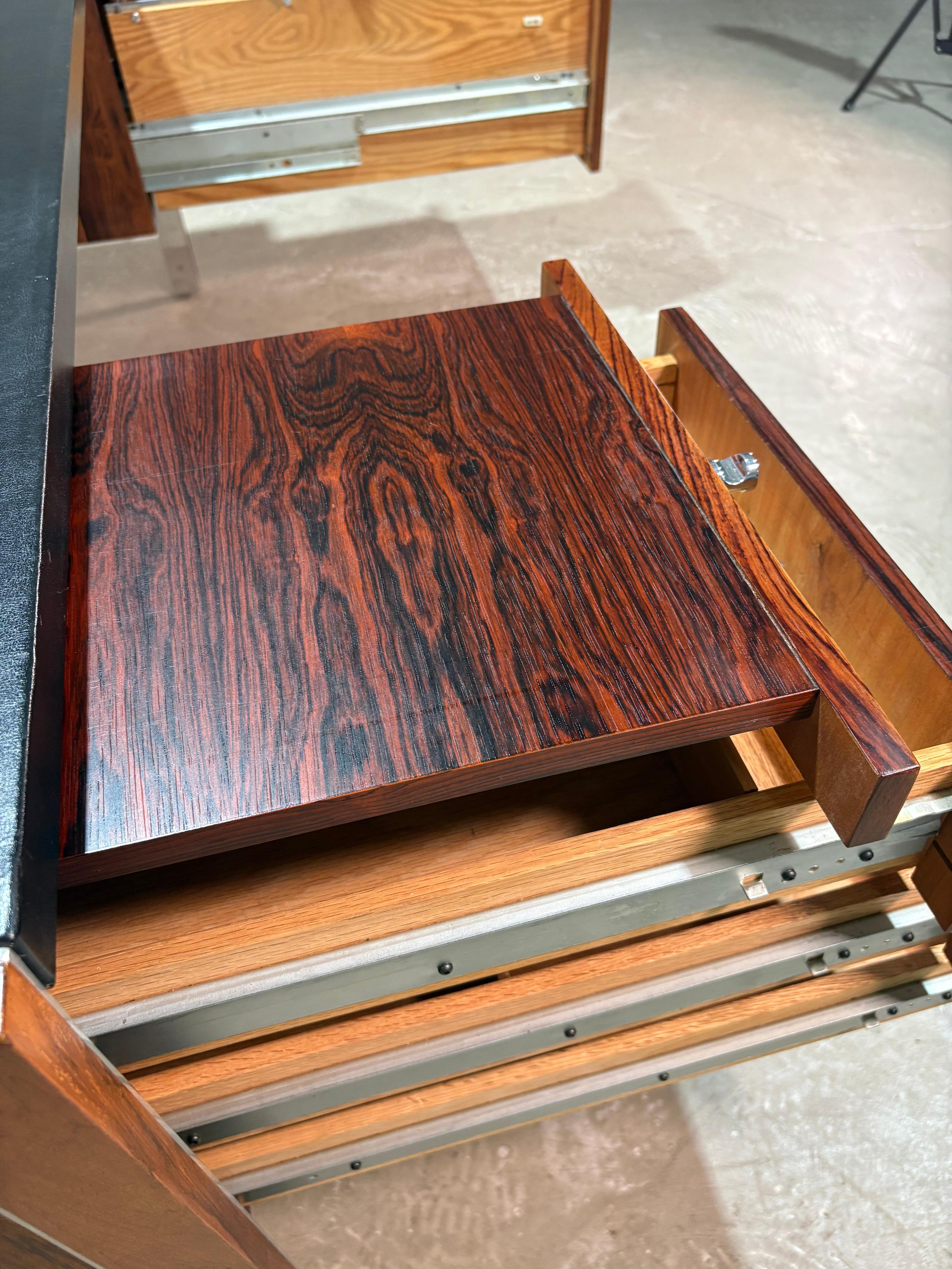 Herman Miller per Biltrite Scrivania direzionale in legno di palissandro e pelle in vendita 4