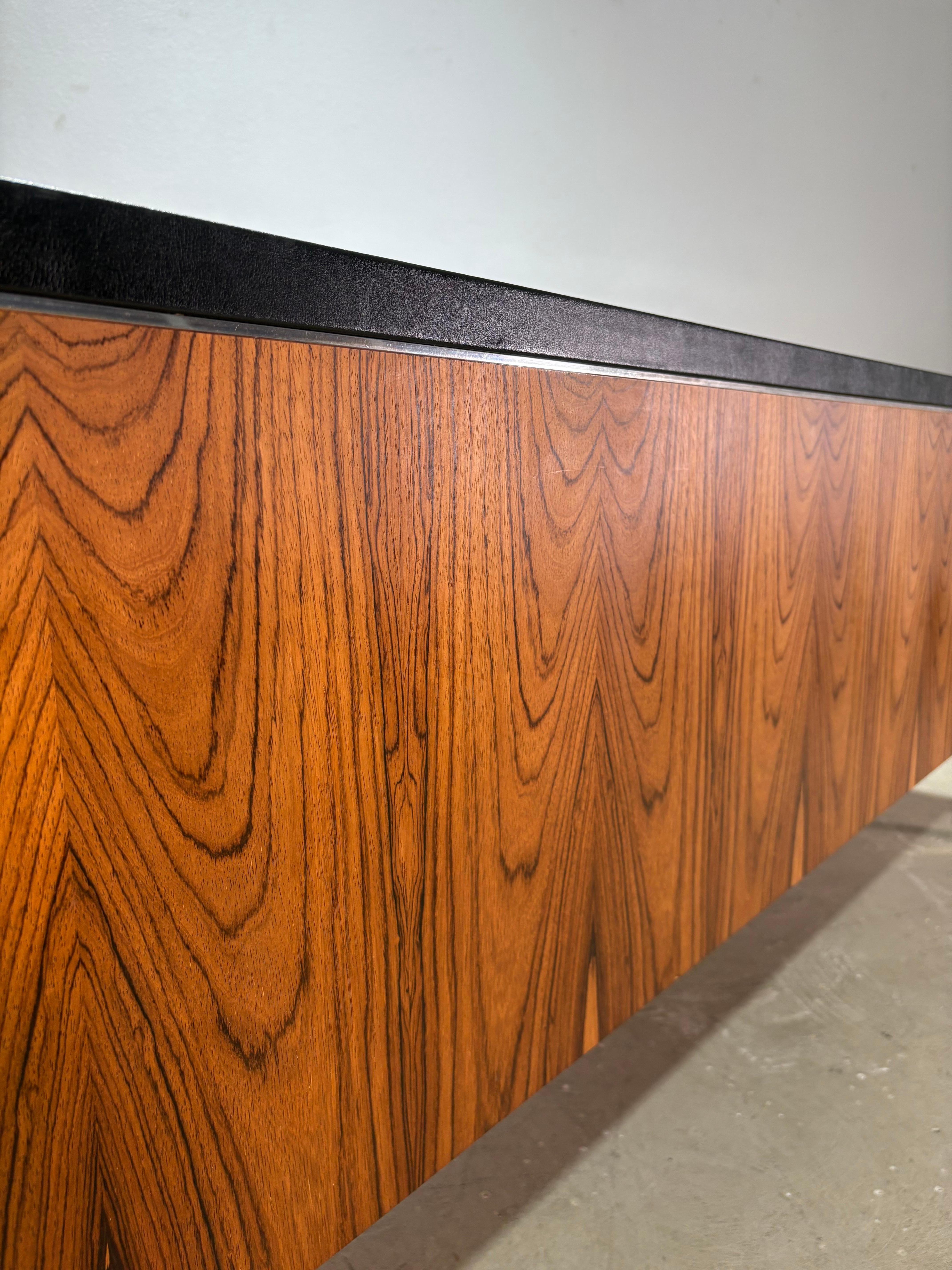 Herman Miller per Biltrite Scrivania direzionale in legno di palissandro e pelle in vendita 7