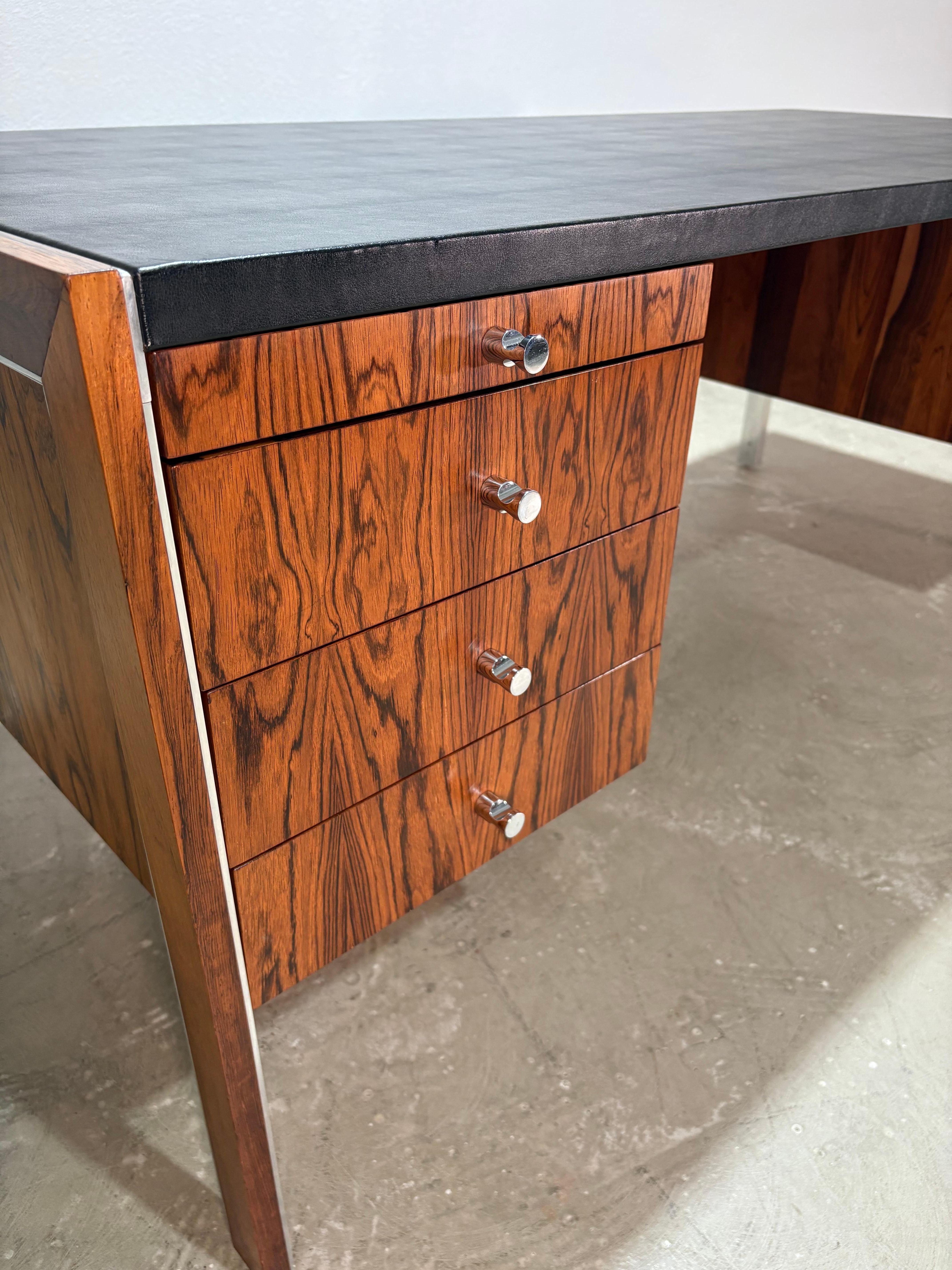Herman Miller per Biltrite Scrivania direzionale in legno di palissandro e pelle in vendita 10