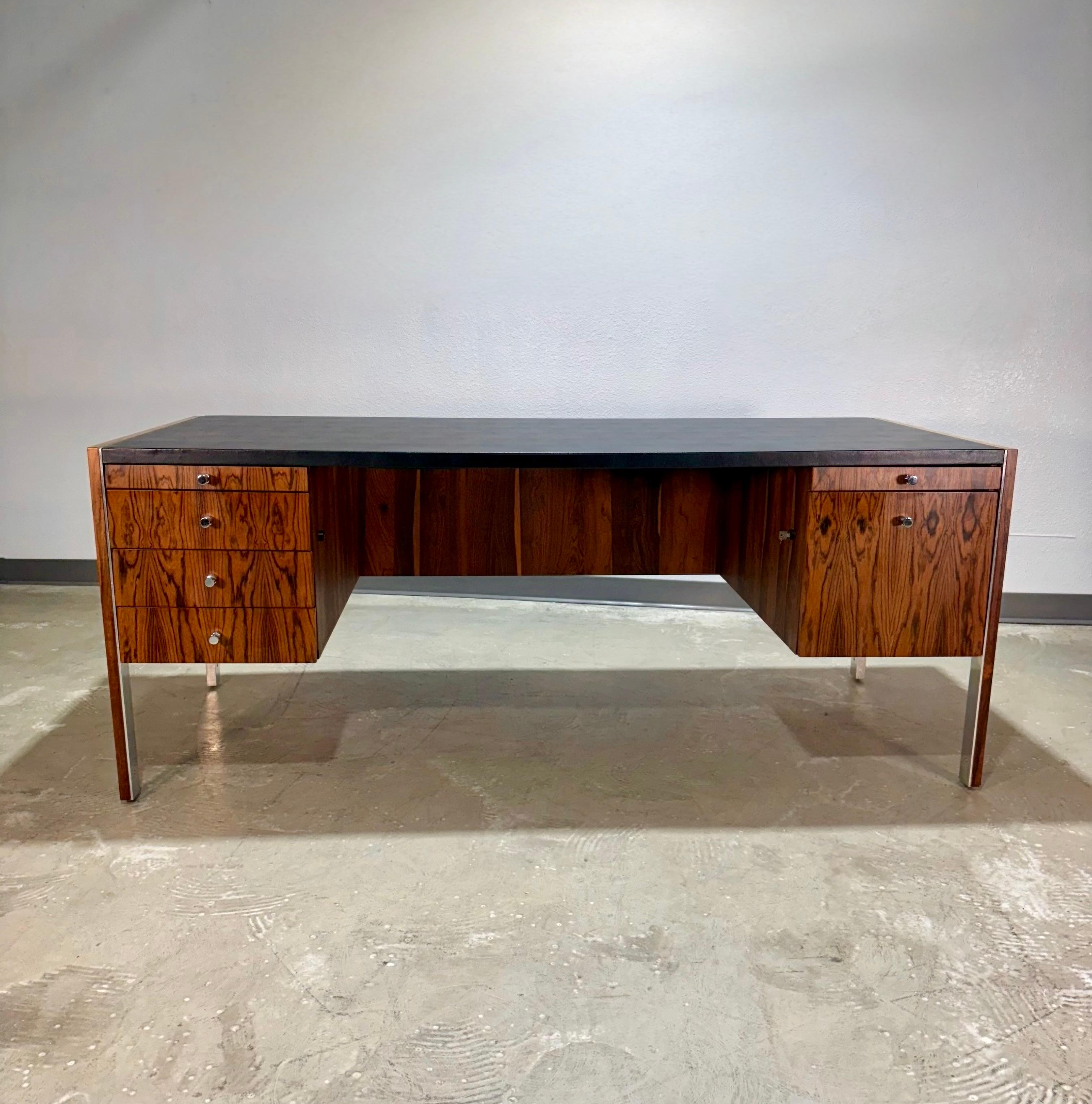 Mid-Century moderno Herman Miller per Biltrite Scrivania direzionale in legno di palissandro e pelle in vendita