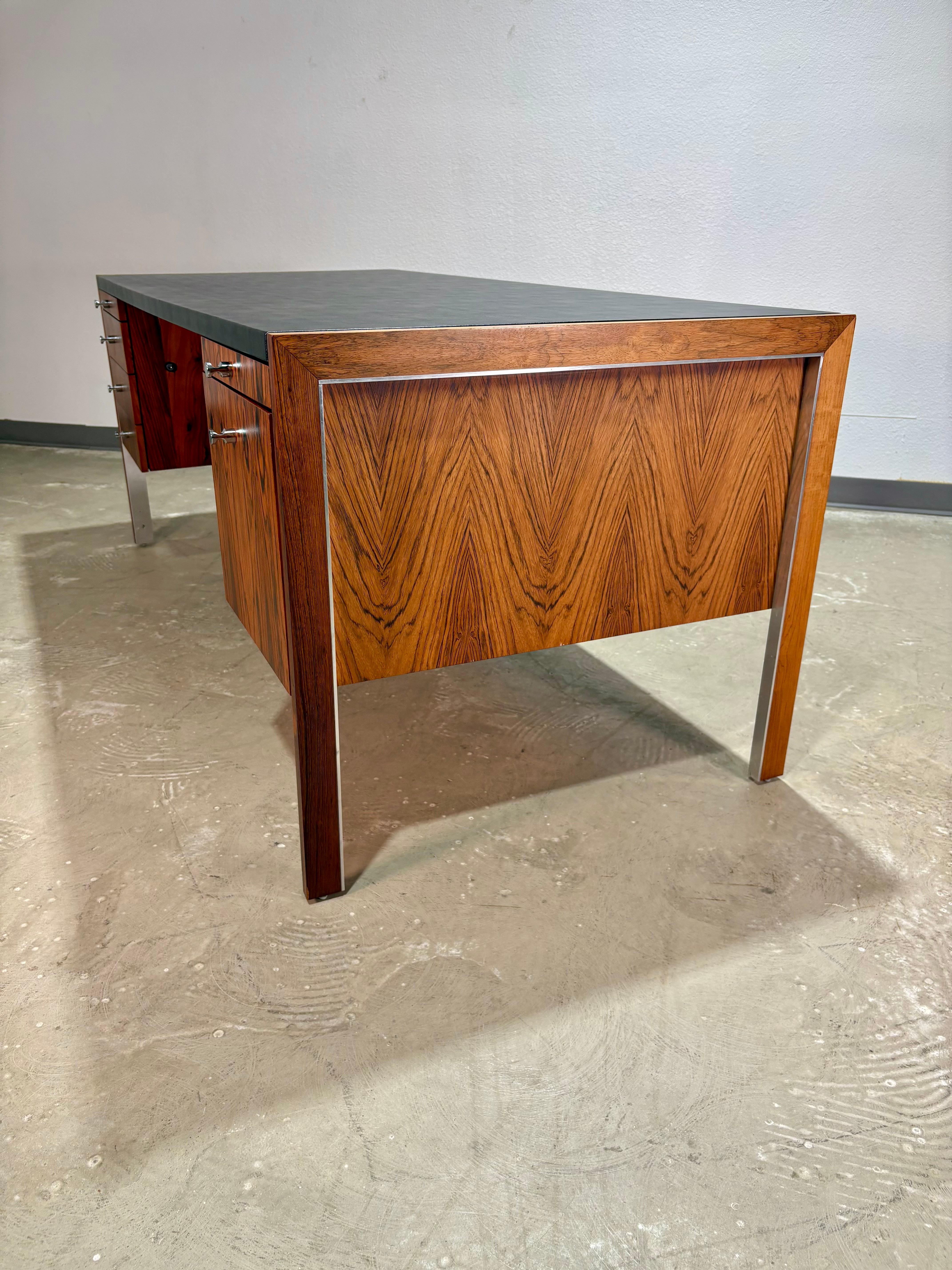 Canadese Herman Miller per Biltrite Scrivania direzionale in legno di palissandro e pelle in vendita