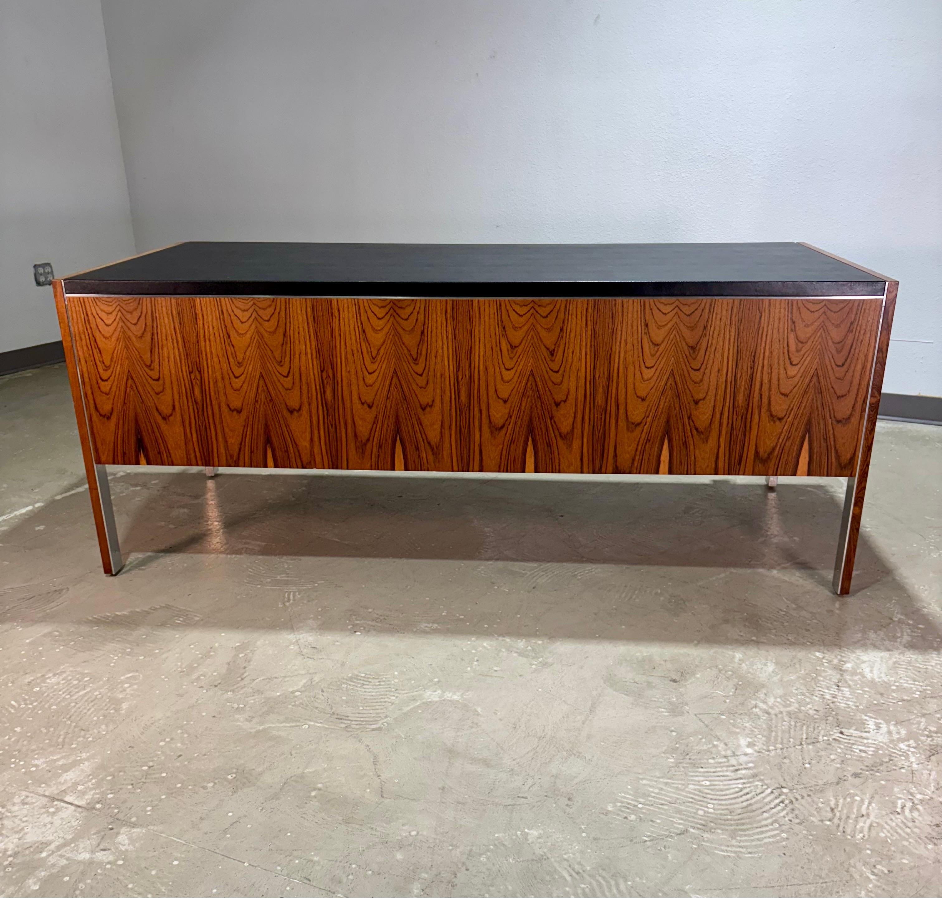 Herman Miller per Biltrite Scrivania direzionale in legno di palissandro e pelle In condizioni buone in vendita a Lutz, FL
