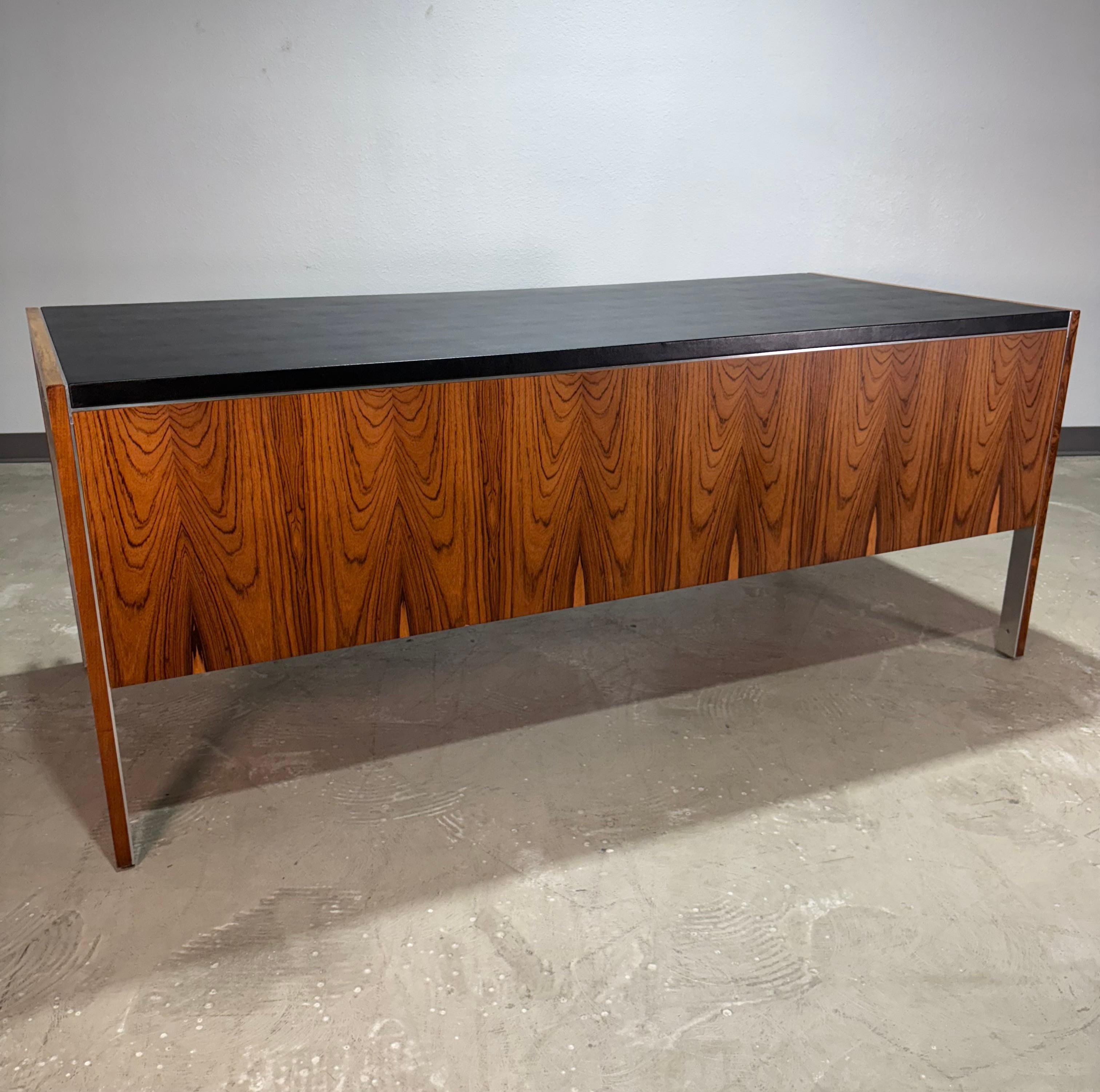 XX secolo Herman Miller per Biltrite Scrivania direzionale in legno di palissandro e pelle in vendita