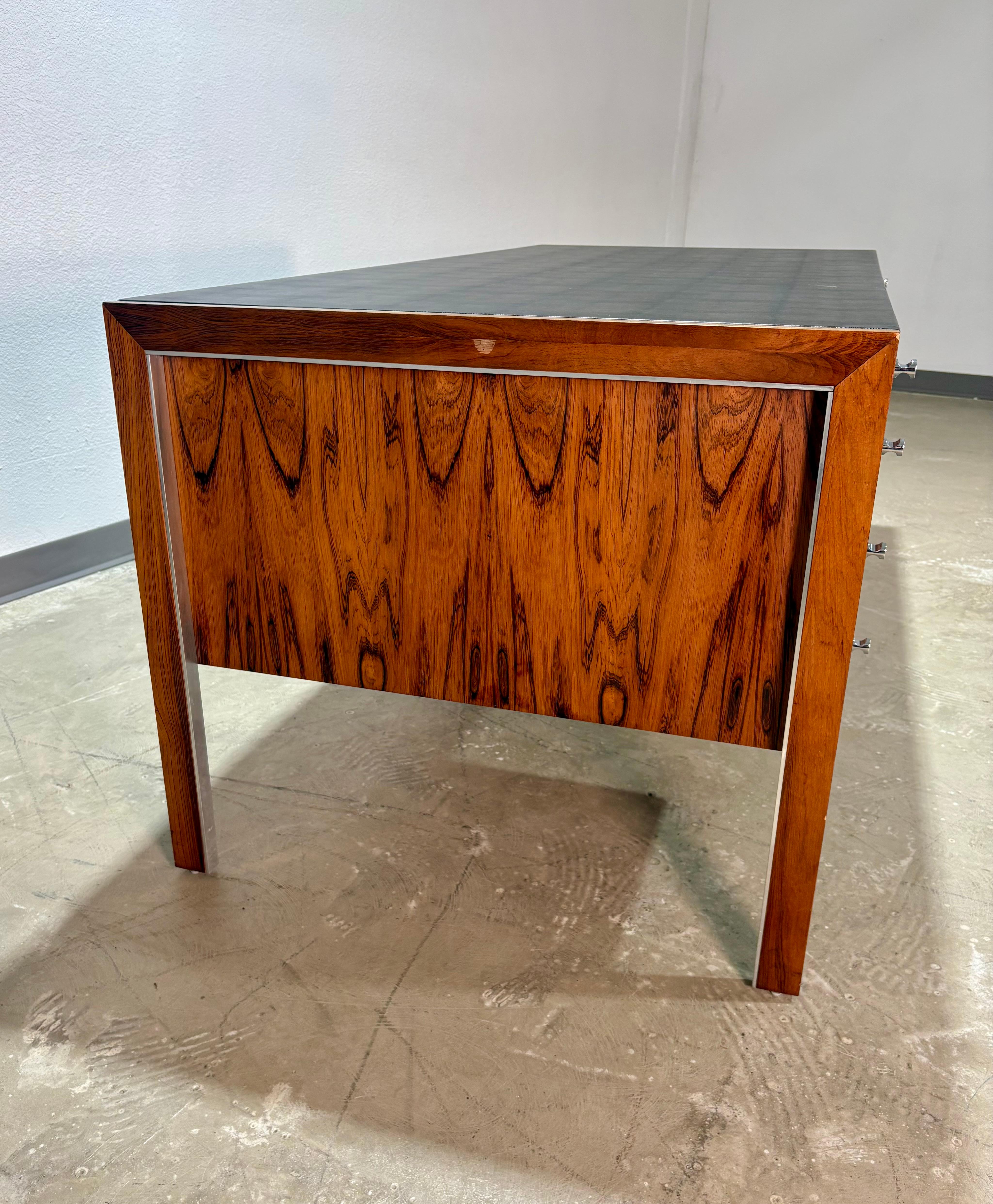 Alluminio Herman Miller per Biltrite Scrivania direzionale in legno di palissandro e pelle in vendita