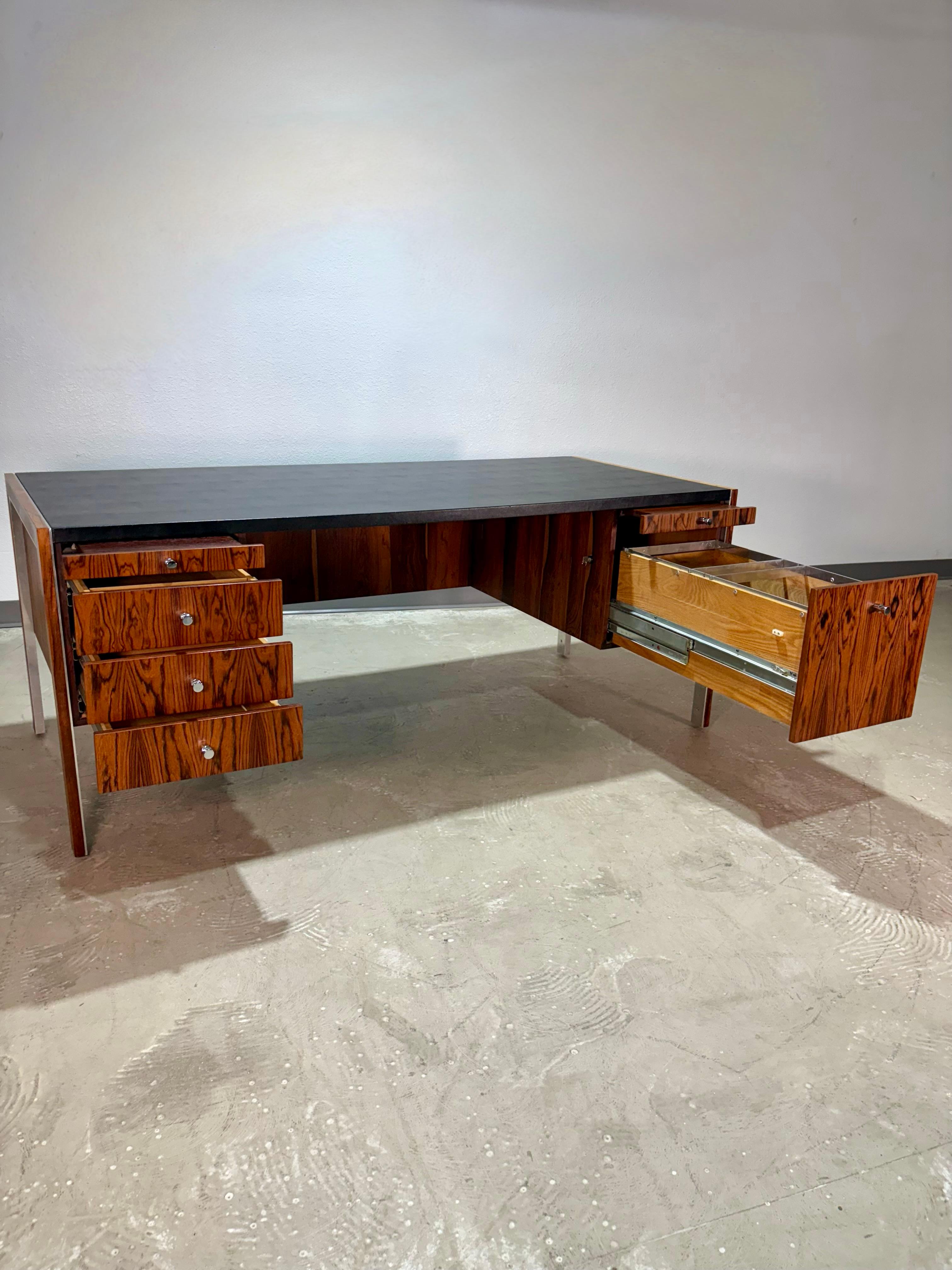 Herman Miller per Biltrite Scrivania direzionale in legno di palissandro e pelle in vendita 1