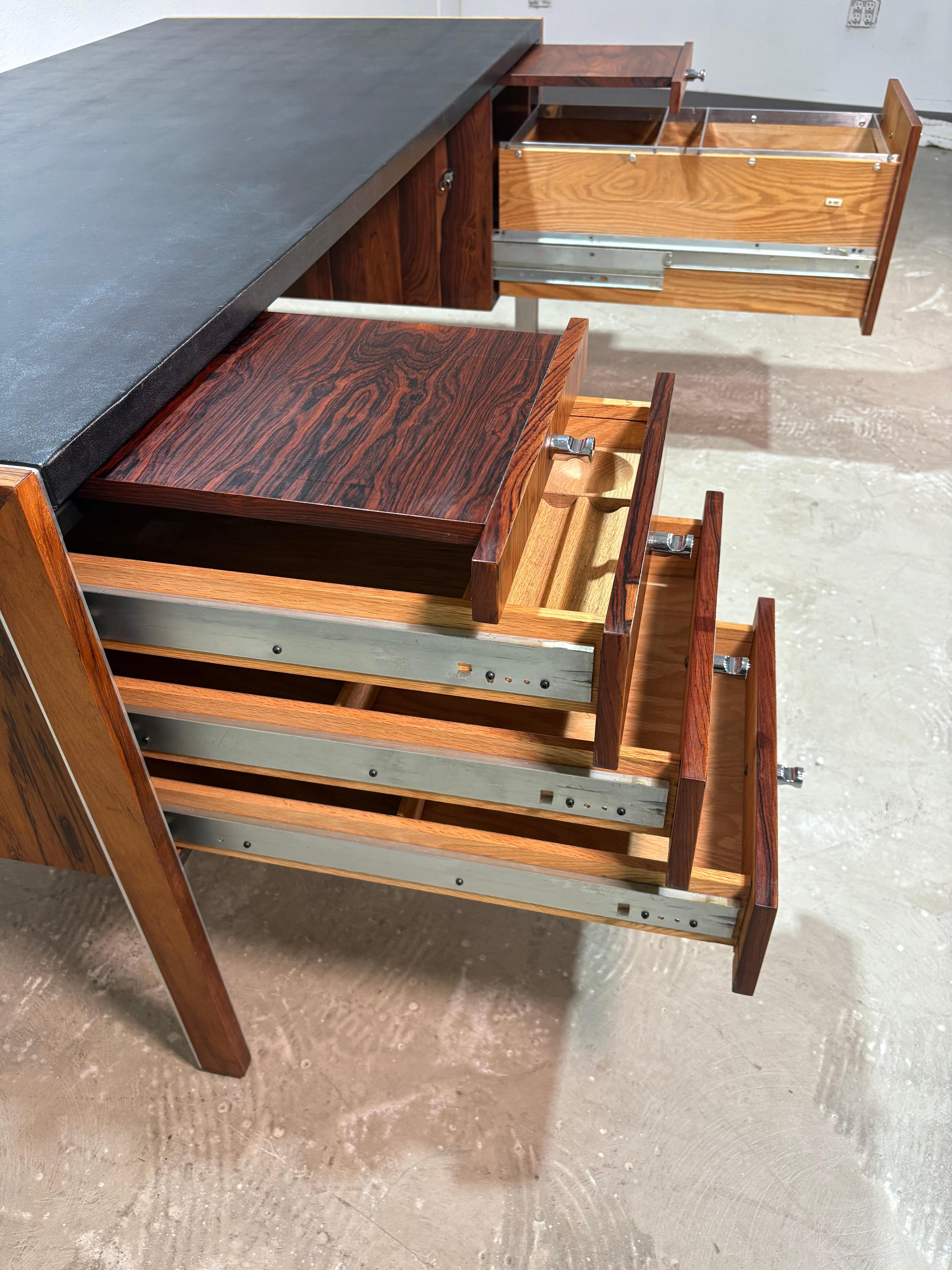Herman Miller per Biltrite Scrivania direzionale in legno di palissandro e pelle in vendita 2