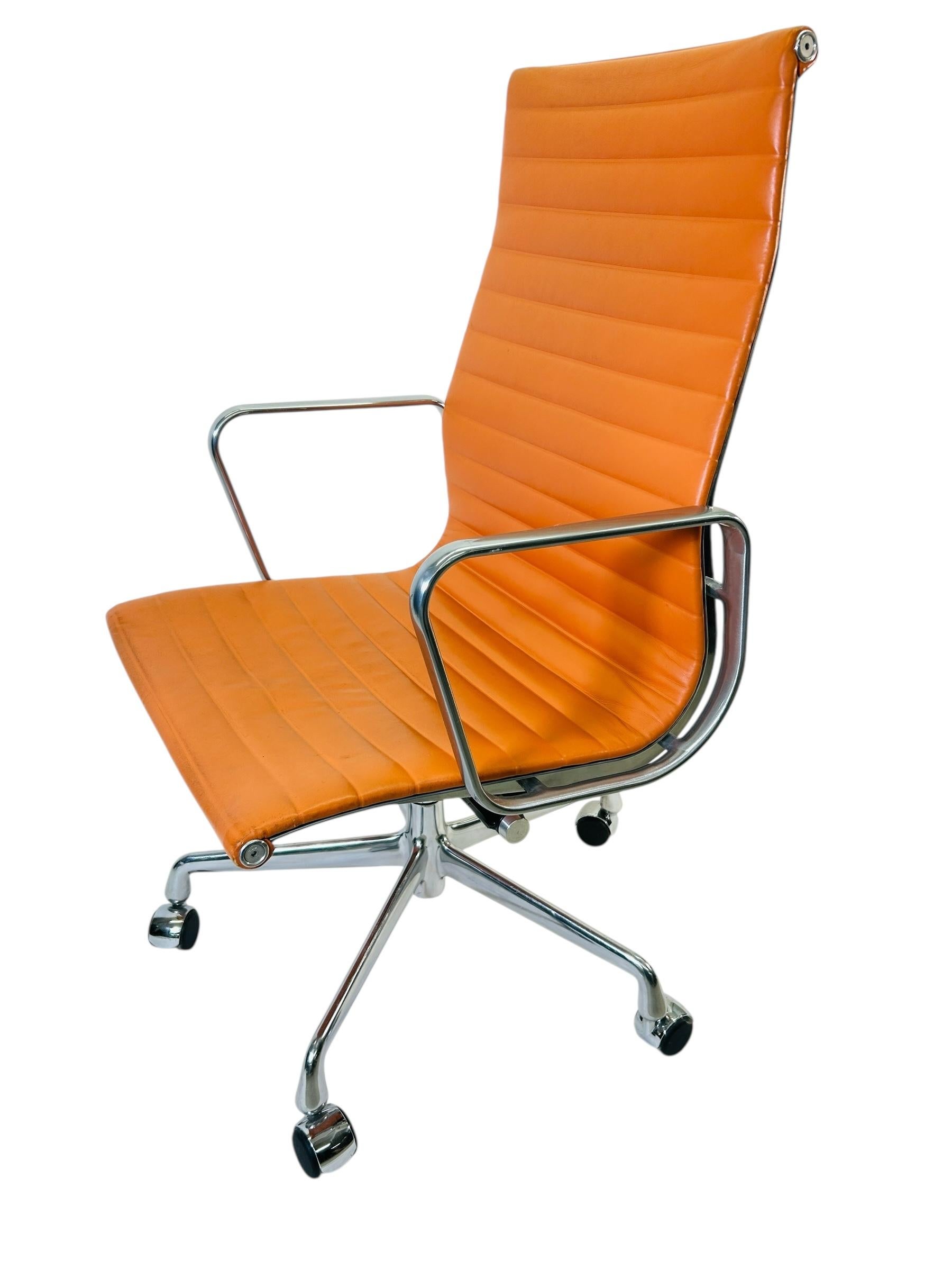 Dieser Herman Miller Executive Height Aluminum Group Chair in Orange Leder ist eine seltene Farbe. Er hat alles, was man an den Stühlen der Herman Chair Aluminum Group liebt: geschmeidiges Original-Leder, ergonomischer Komfort und eine extrem gute