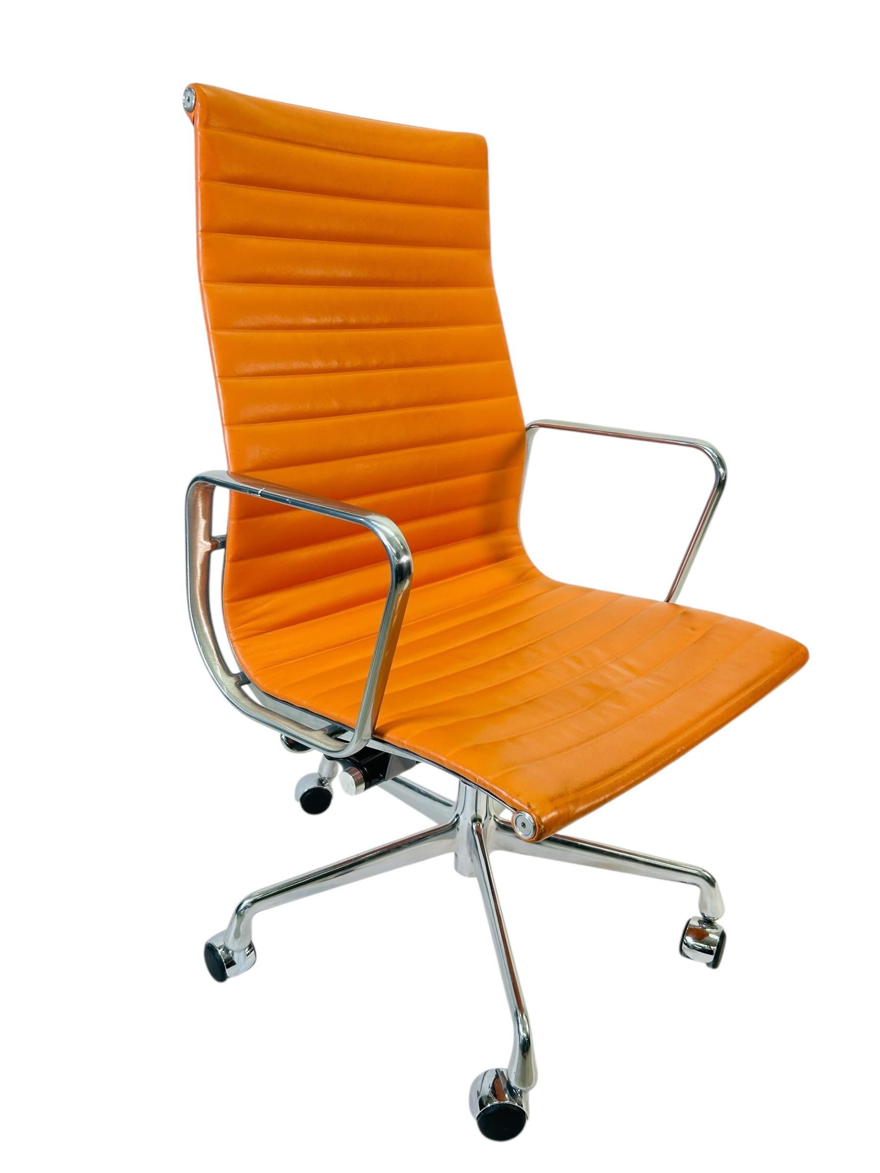 Herman Miller für Eames Executive Height Aluminum Group Chair in Orange Leder (Moderne der Mitte des Jahrhunderts) im Angebot