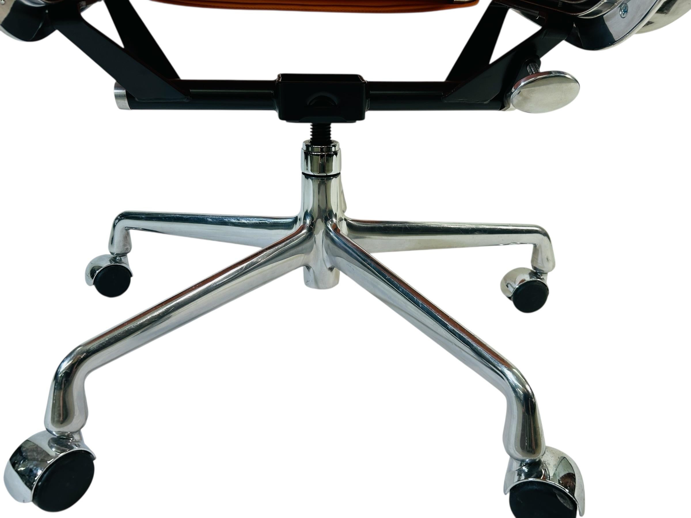 Herman Miller für Eames Executive Height Aluminum Group Chair in Orange Leder (amerikanisch) im Angebot