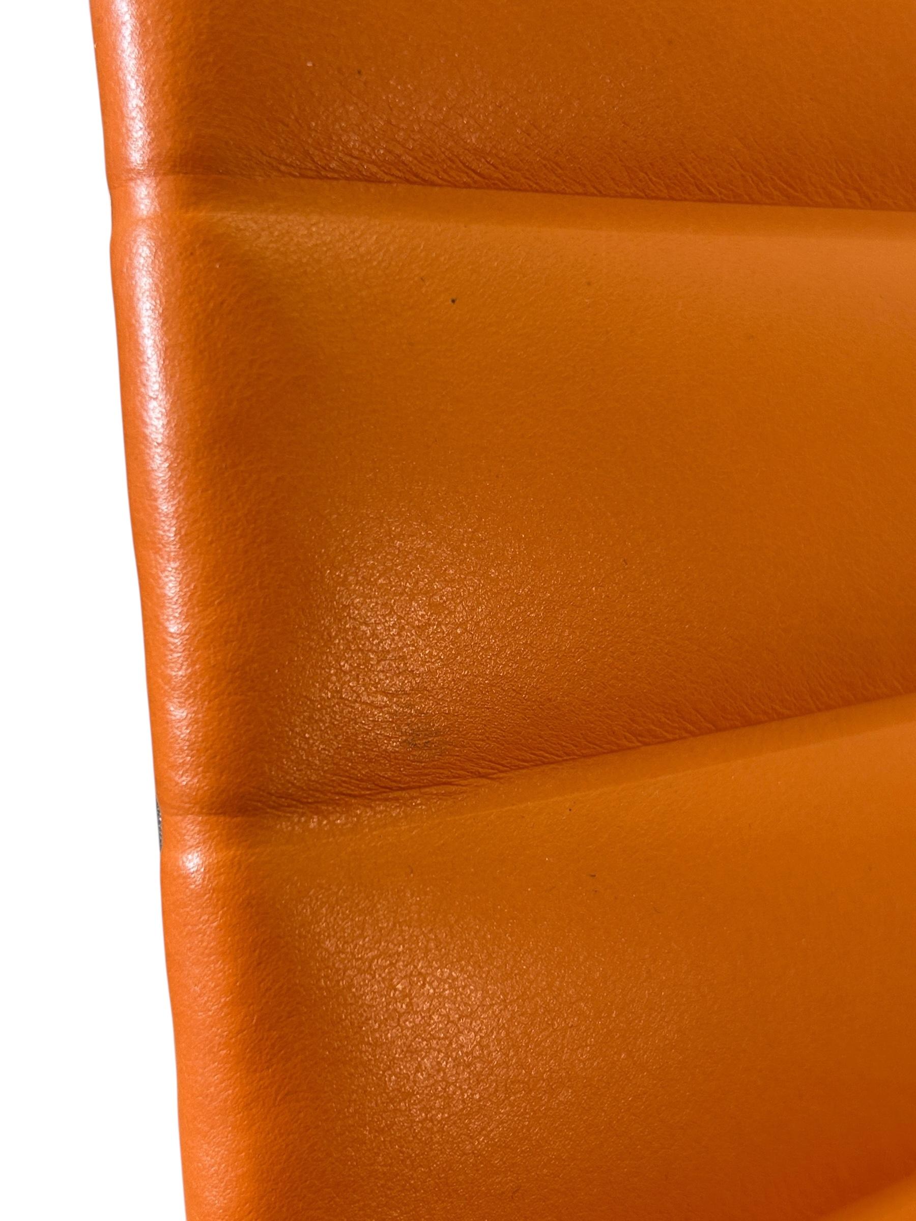 Herman Miller für Eames Executive Height Aluminum Group Chair in Orange Leder (Handgefertigt) im Angebot