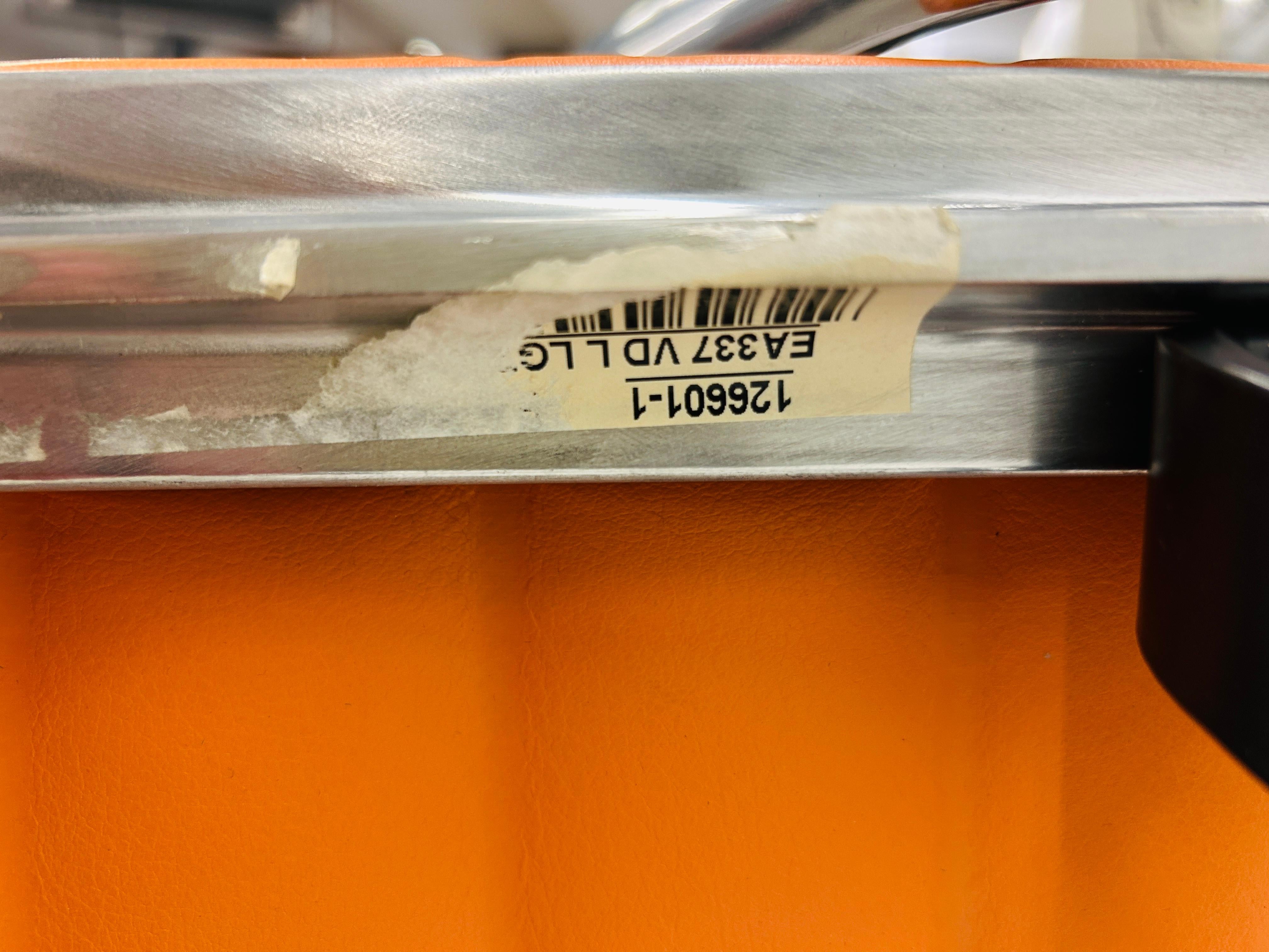 Herman Miller für Eames Executive Height Aluminum Group Chair in Orange Leder (21. Jahrhundert und zeitgenössisch) im Angebot