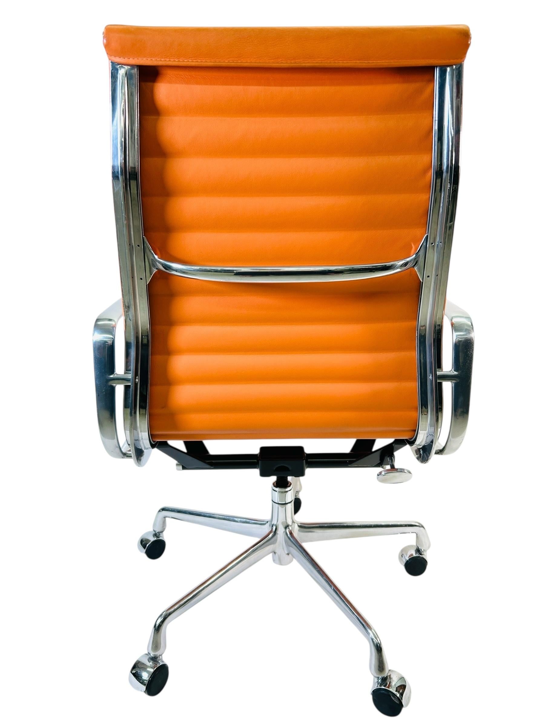 Herman Miller für Eames Executive Height Aluminum Group Chair in Orange Leder im Angebot 1