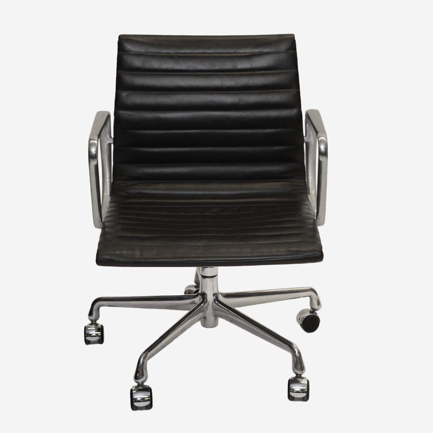 Ces magnifiques chaises Eames Herman Miller Executive Aluminum Group de Knoll, conçues par le duo emblématique Charles et Ray Eames, sont recouvertes d'un riche cuir brun chocolat foncé (espresso) et d'aluminium léger. Ce design classique est