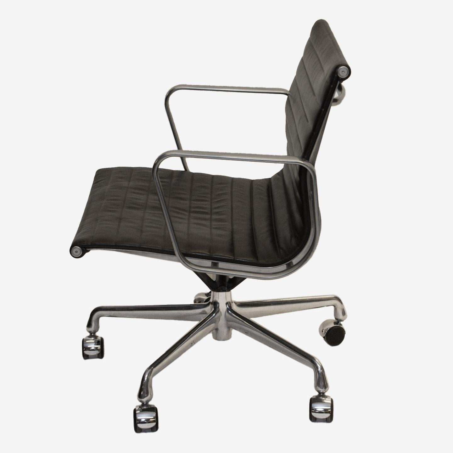 Américain Herman Miller for Eames Mid-Century Modern Aluminum Grp Leather Chairs Espresso (Chaises en aluminium et cuir)