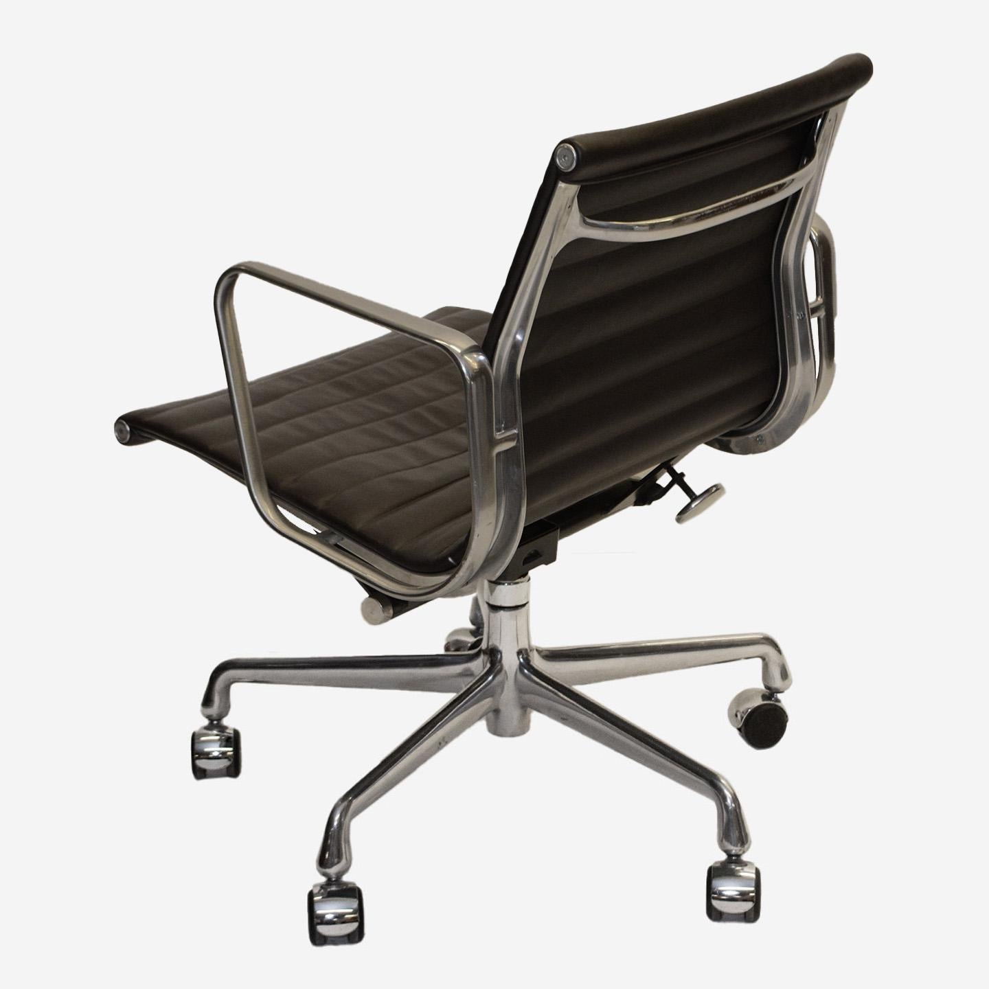 Fait main Herman Miller for Eames Mid-Century Modern Aluminum Grp Leather Chairs Espresso (Chaises en aluminium et cuir)
