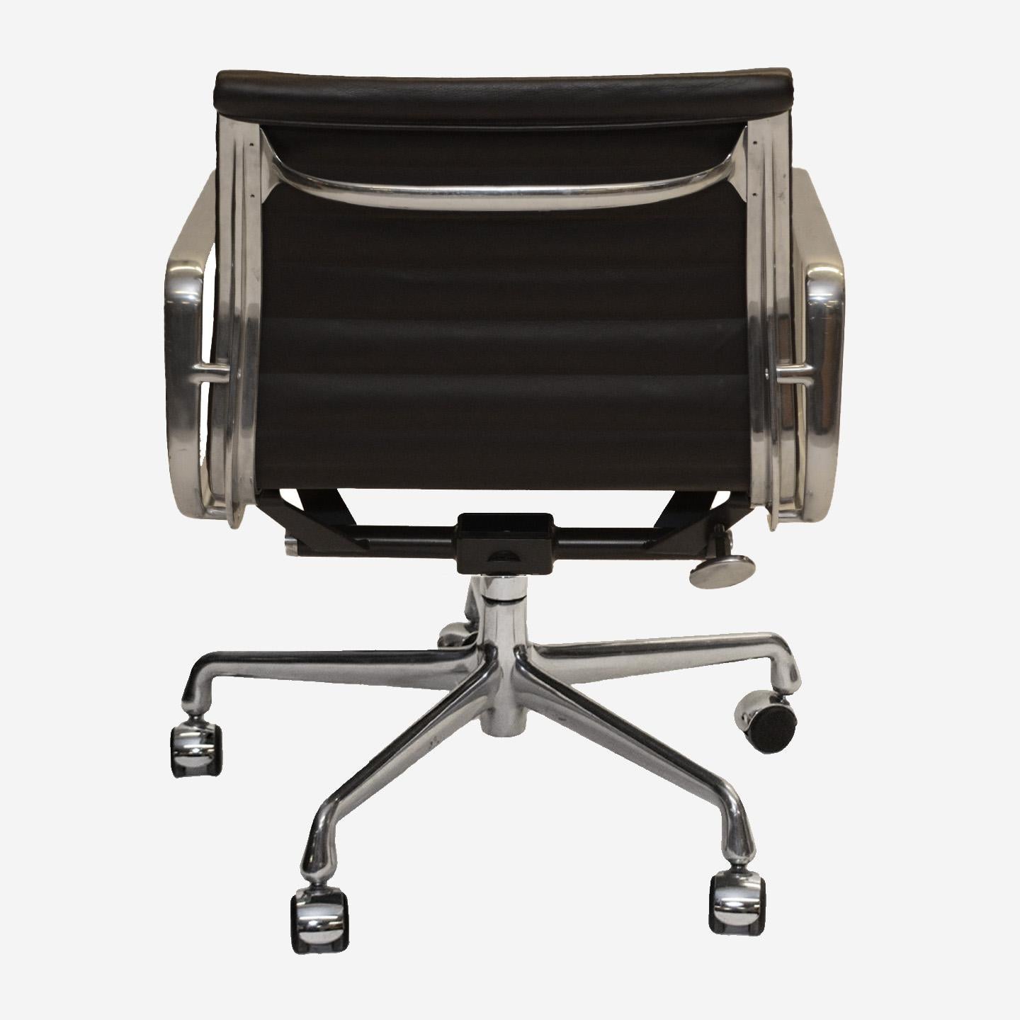 Herman Miller for Eames Mid-Century Modern Aluminum Grp Leather Chairs Espresso (Chaises en aluminium et cuir) Bon état à Wilton, CT