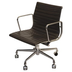 Herman Miller for Eames Mid-Century Modern Aluminum Grp Leather Chairs Espresso (Chaises en aluminium et cuir)
