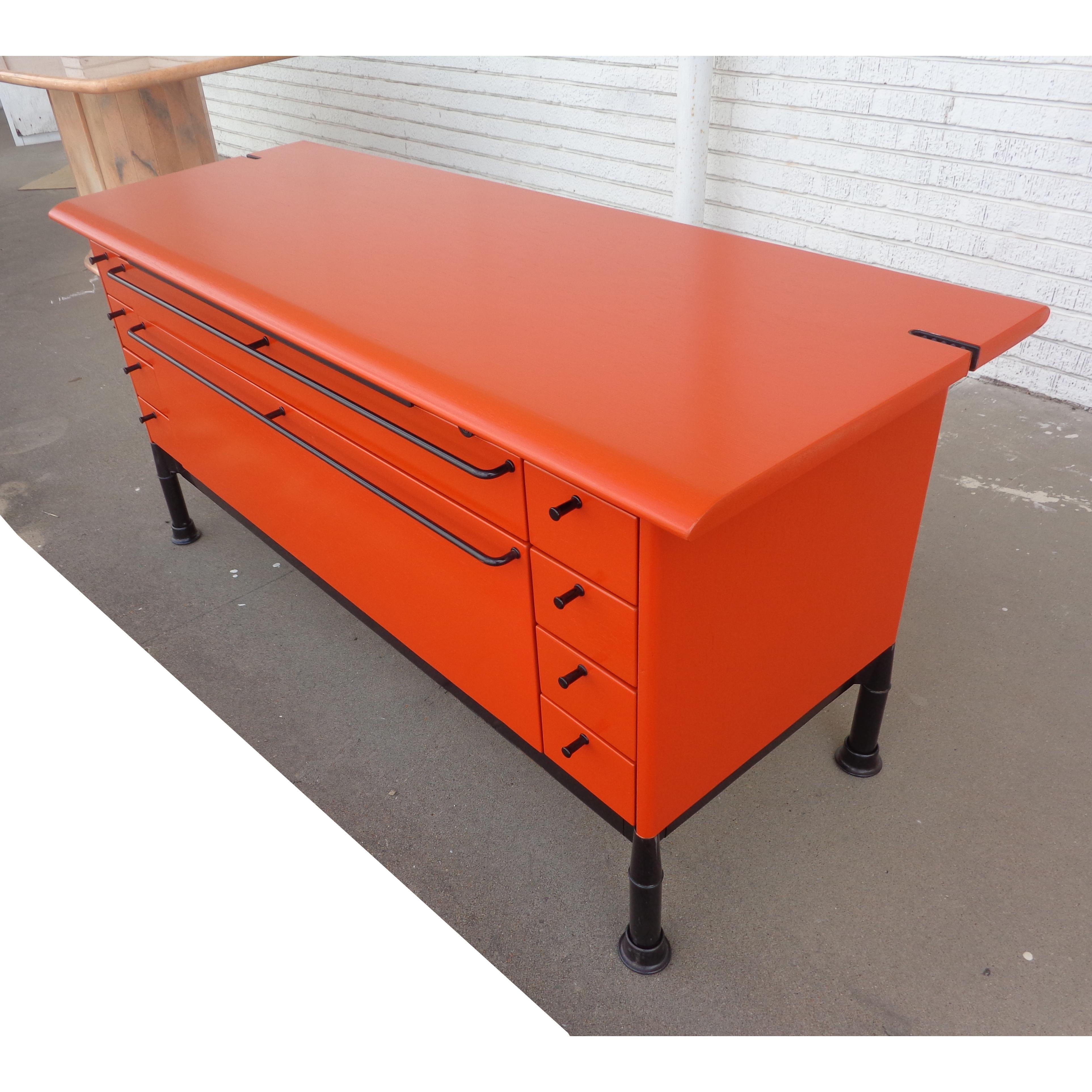 Herman Miller Geoff Hollington Relay Series credenza

Recently restored in bright orange this classic credenza from the Relay series has multiple drawers and a pullout work surface. 

8 shoebox drawers
2 large drawers
Pull-out work
