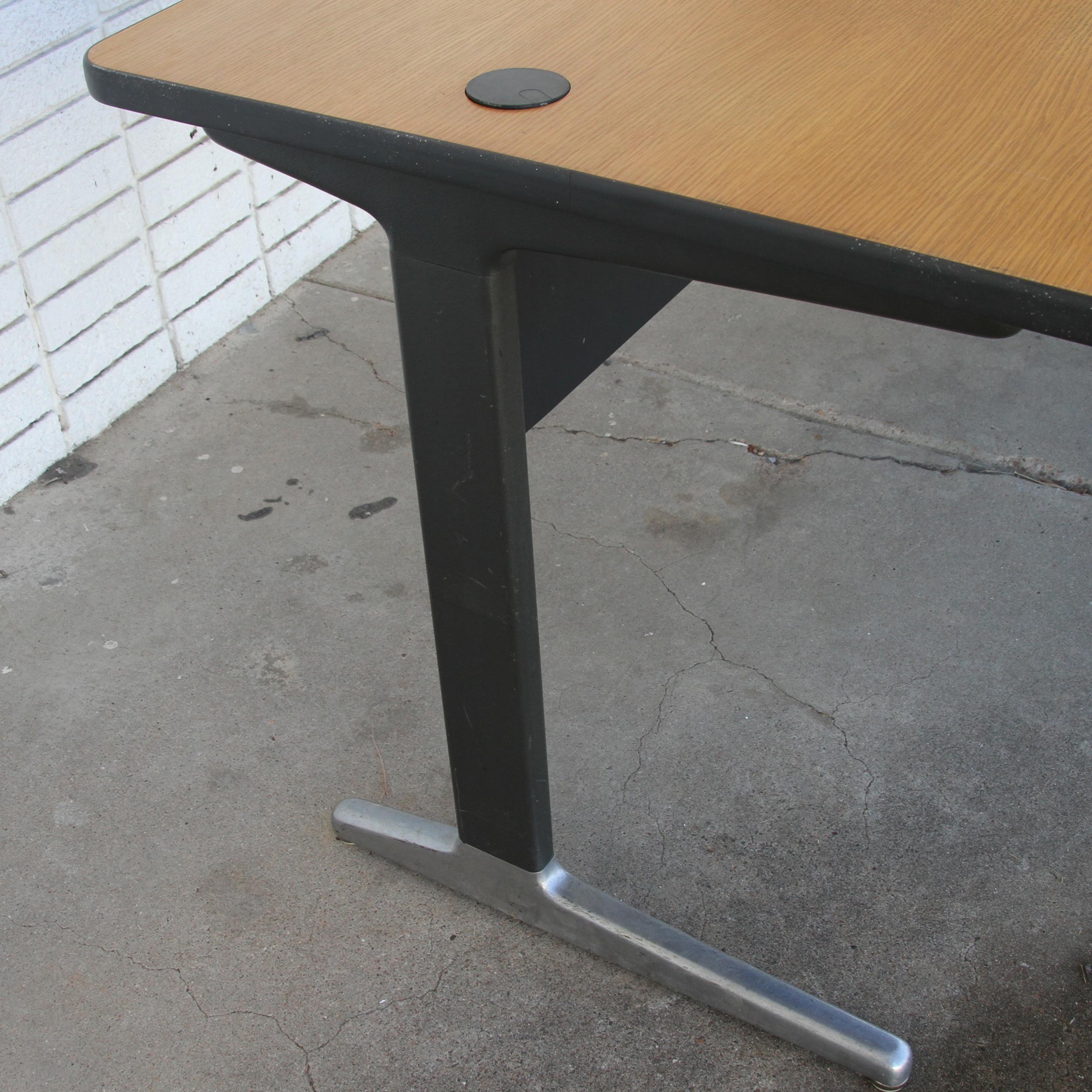 Escritorio de oficina Herman Miller George Nelson Action Metal en venta