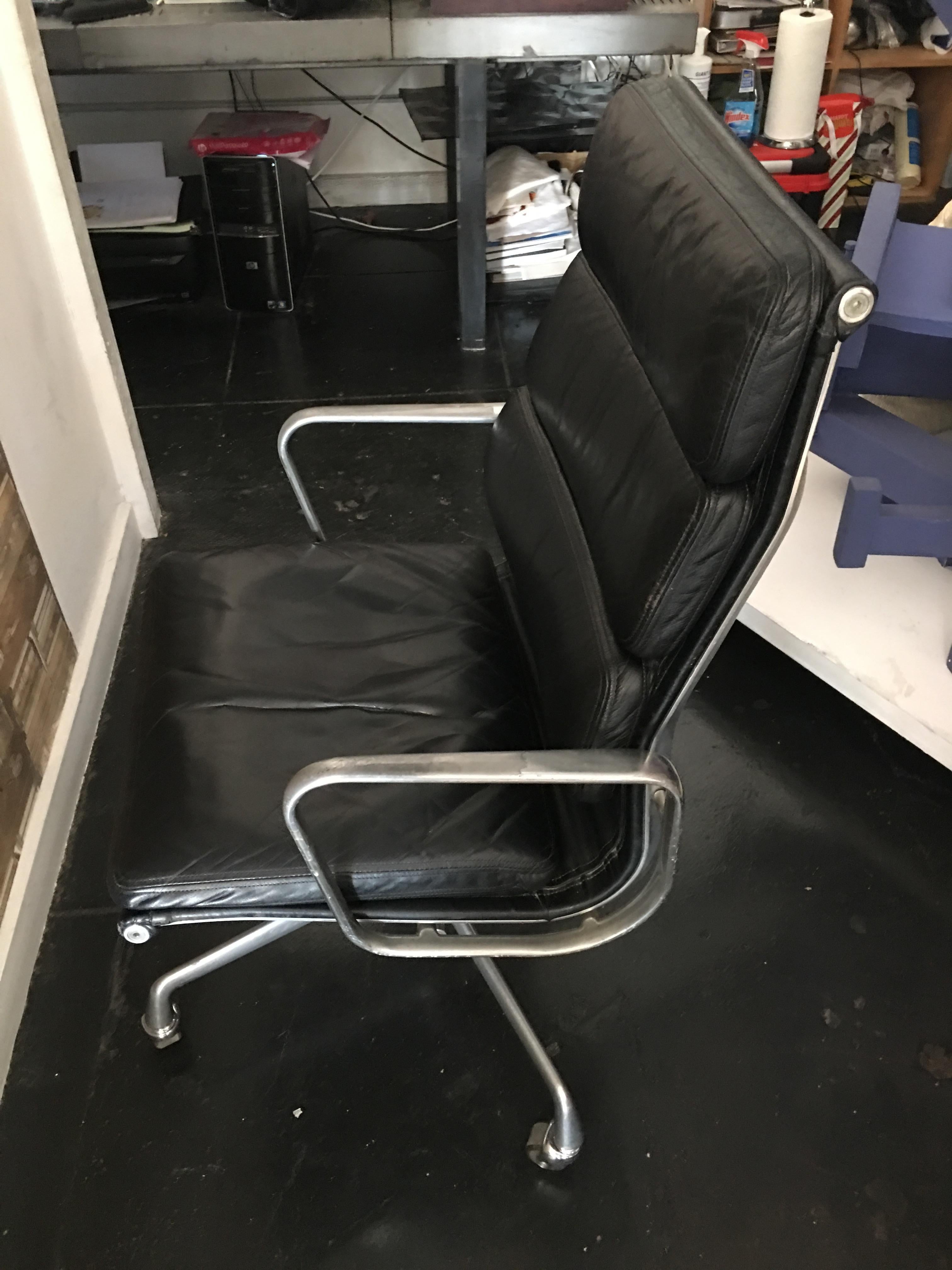 Chaise de bureau Herman Miller en cuir noir à haut dossier et rembourrage souple, en très bon état. Estampillé avec la date de fabrication.