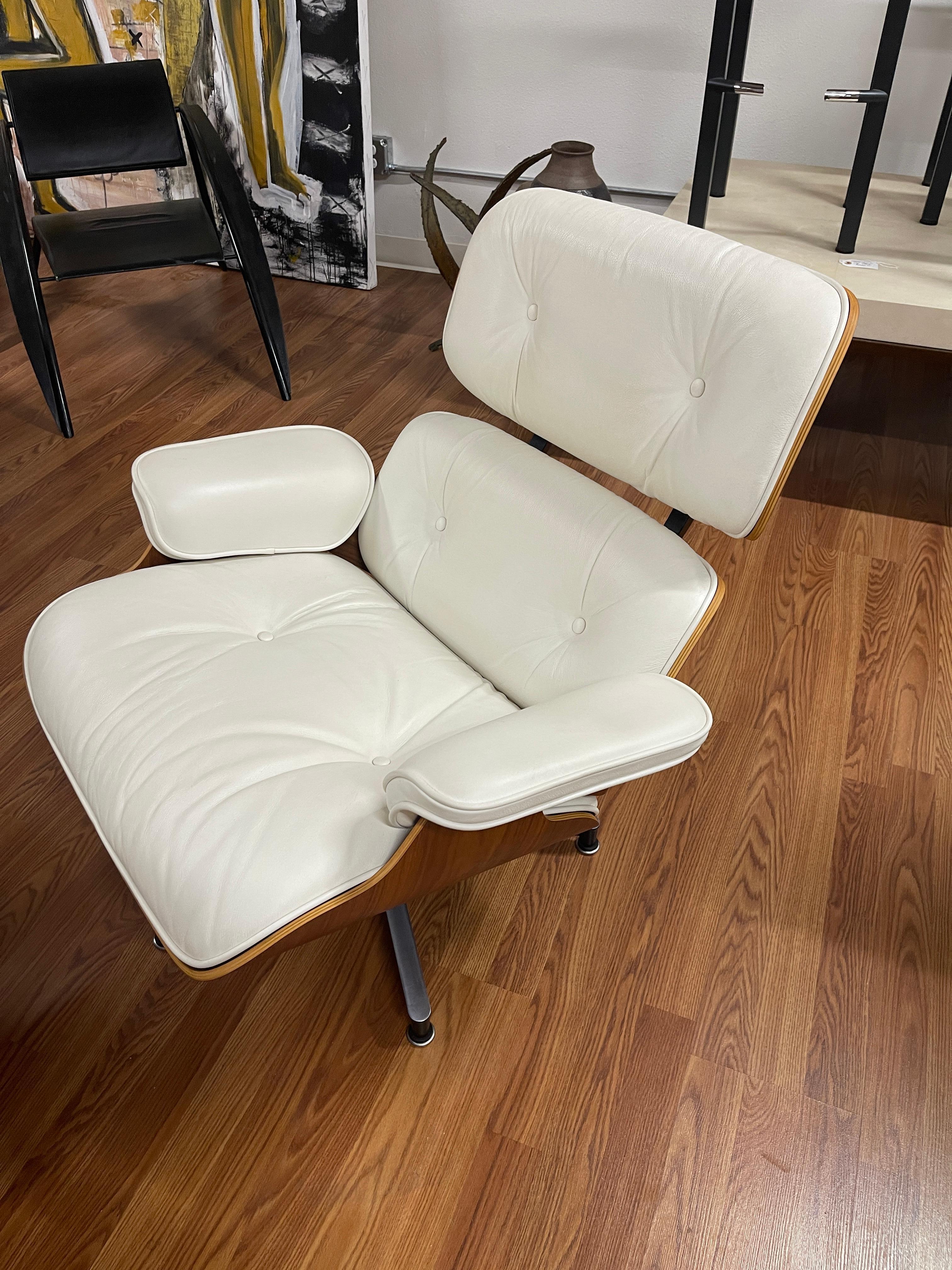 Beautiful ivory leather Eames 670/671 lounge chair and ottoman by Herman Miller. Likely early 2000’s production. Nice graining. The leather is an ivory color, pictured with a sheet of white paper in one of the photos for reference. The chair is in