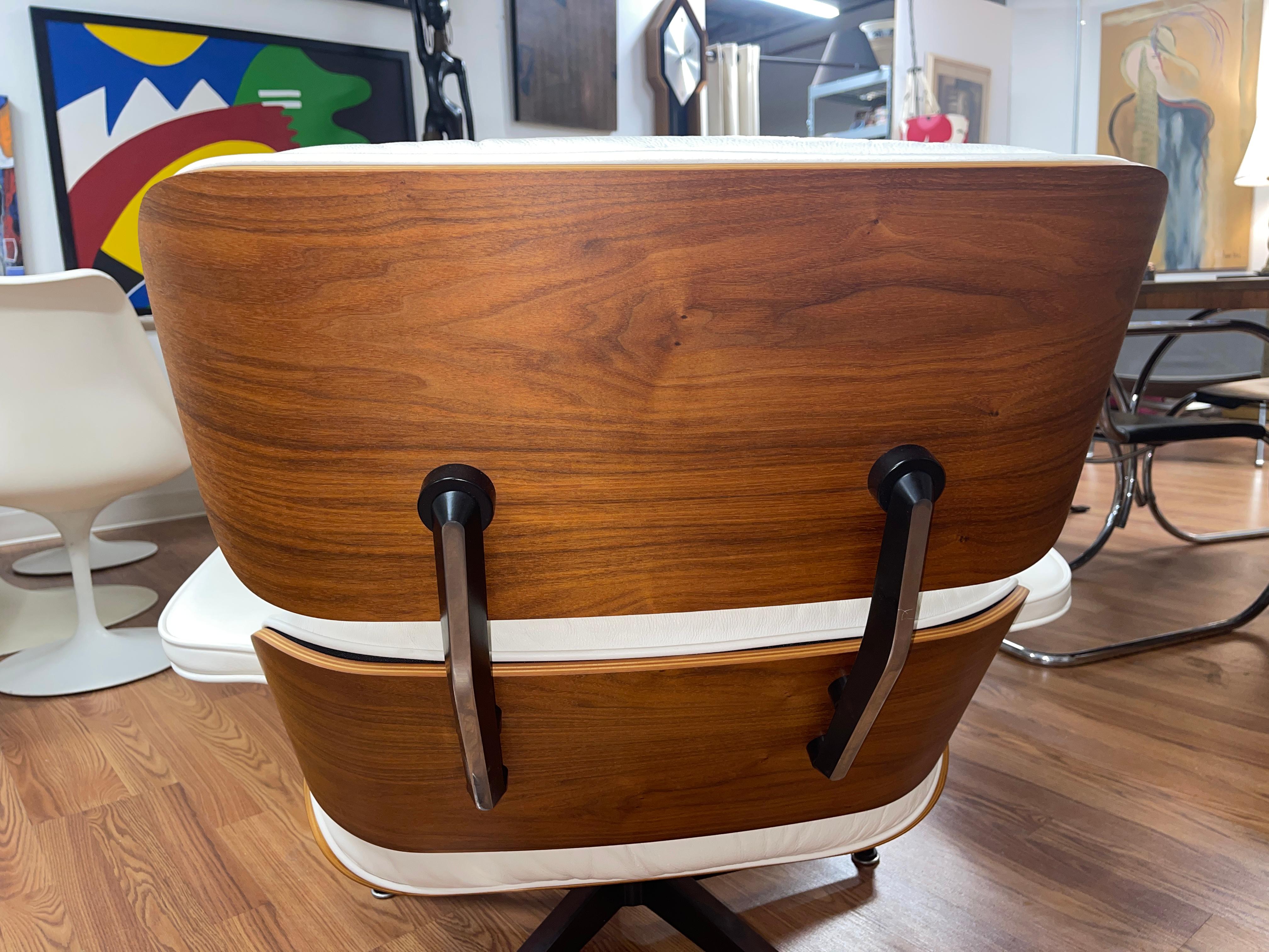 Herman Miller Ivory Leather Eames Lounge Chair and Ottoman 670/671 In Good Condition In Palm Springs, CA