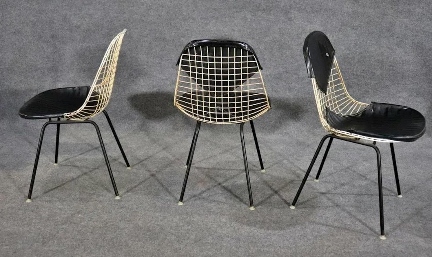 Chaises en fil de fer emblématiques du milieu du siècle, fabriquées par Herman Miller pour les Eames. Livré avec des housses de bikini en cuir.
Veuillez confirmer le lieu NY ou NJ