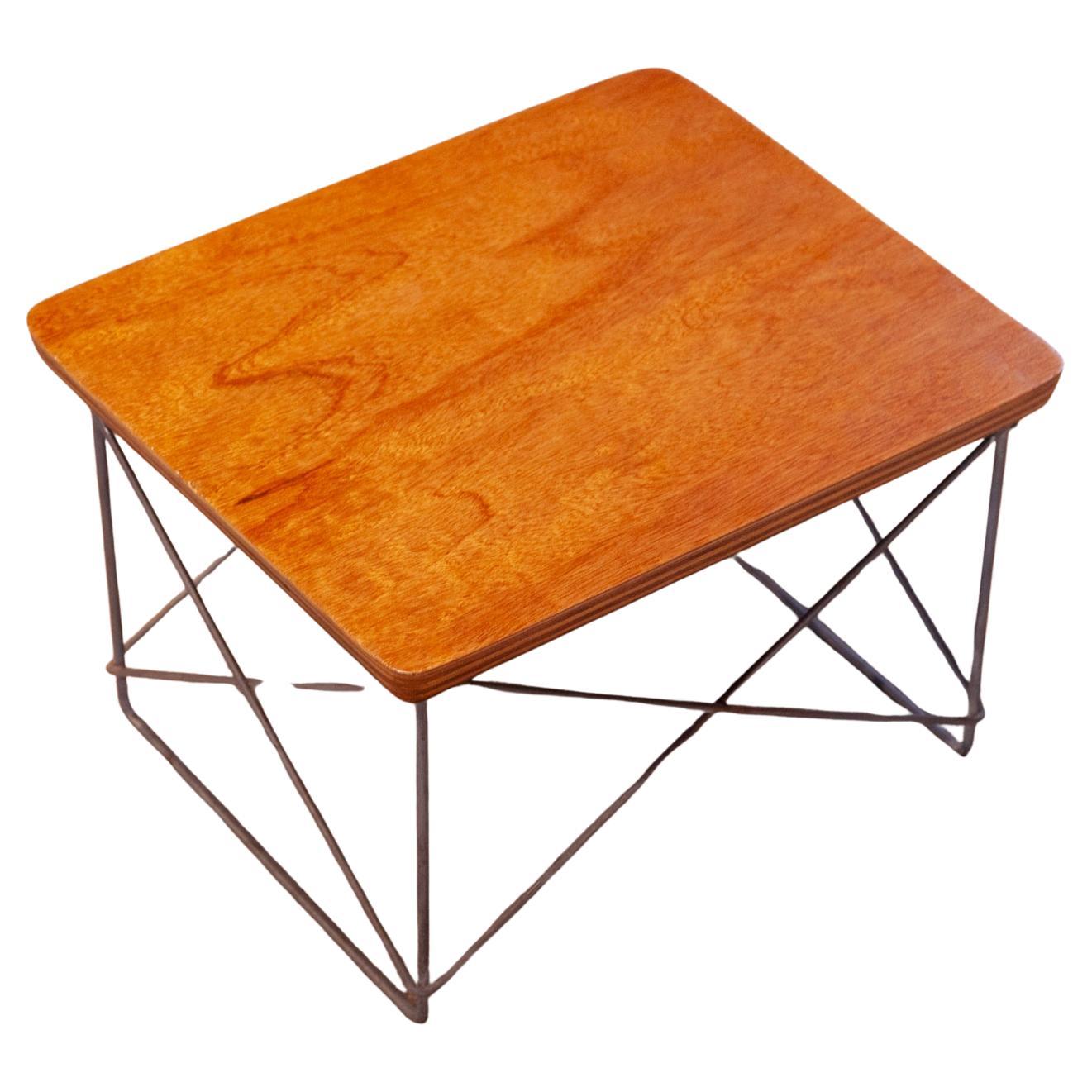 Un tavolino Eames LTR della prima serie con base in filo di zinco e betulla su una base in legno compensato, conserva l'etichetta originale dell'azienda di mobili Herman Miller.

Bellissime condizioni d'epoca con lievi segni dell'età. Questo è un