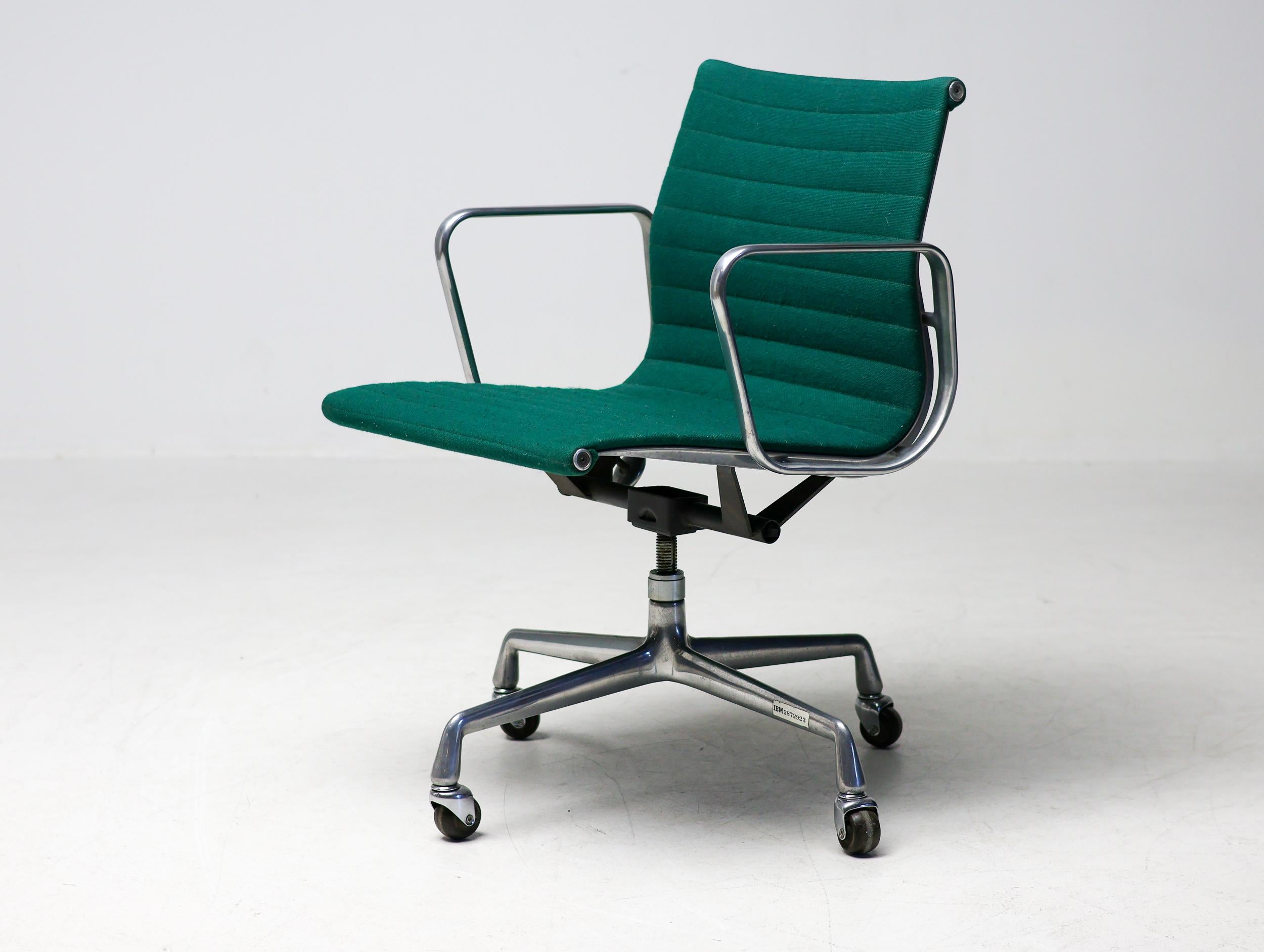 Herman Miller Mid Century Modern Charles & Ray Eames Green Executive Desk Chair For Sale 5