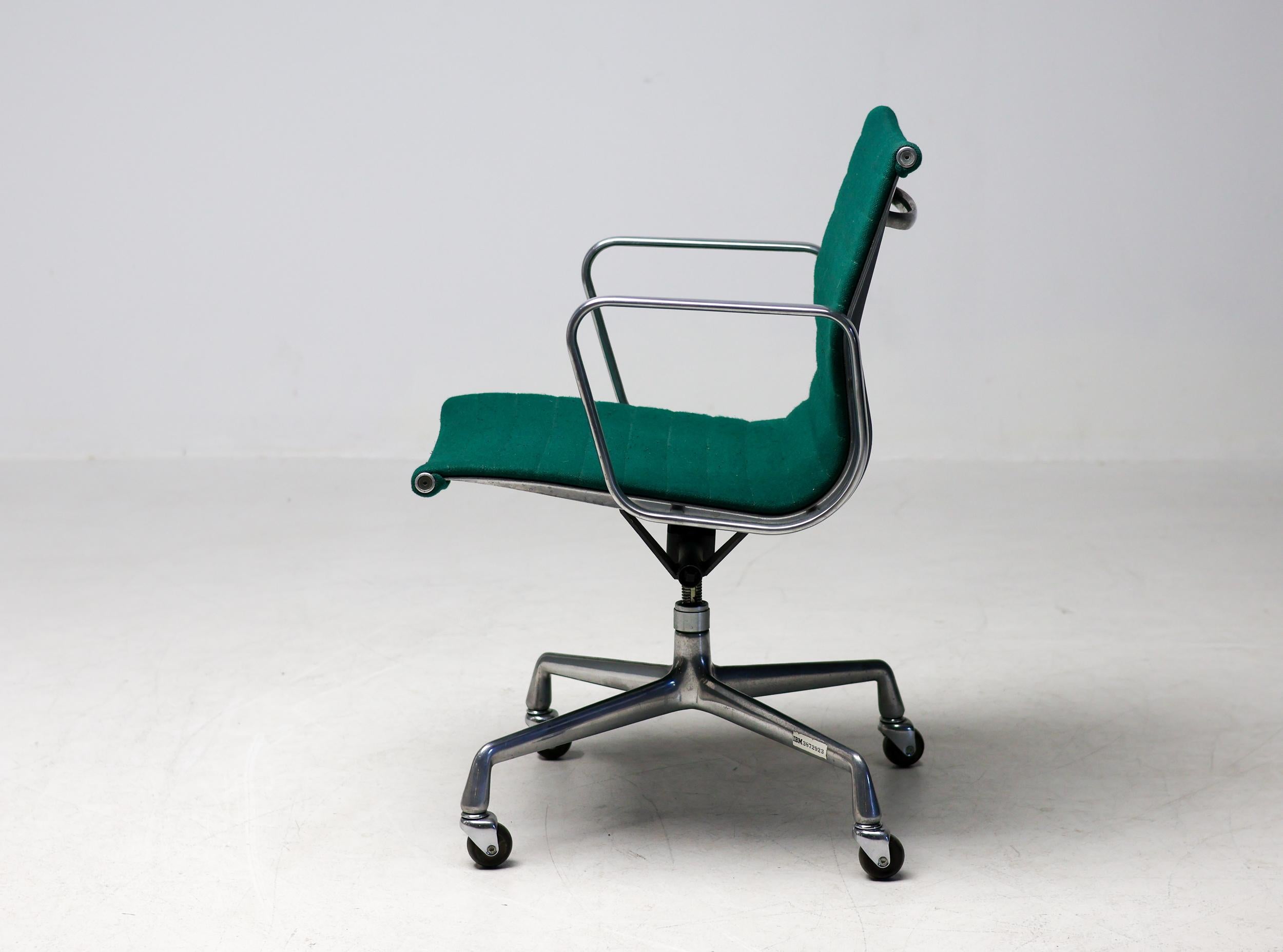 Herman Miller Mid Century Modern Charles & Ray Eames Green Executive Desk Chair In Fair Condition For Sale In Dronten, NL