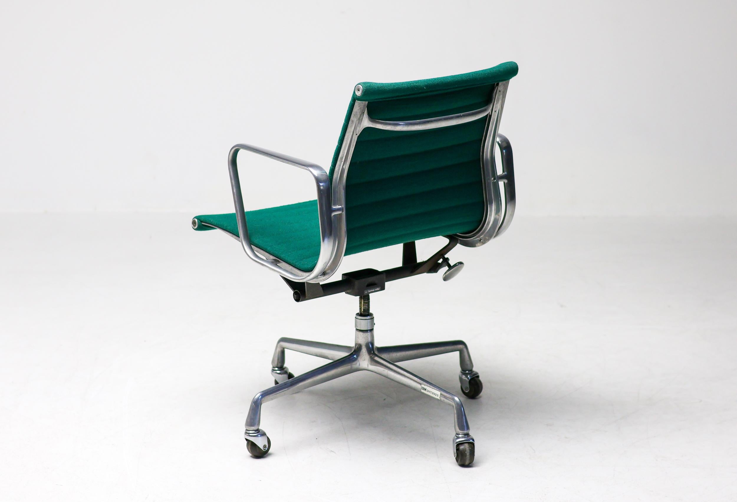 Aluminum Herman Miller Mid Century Modern Charles & Ray Eames Green Executive Desk Chair For Sale