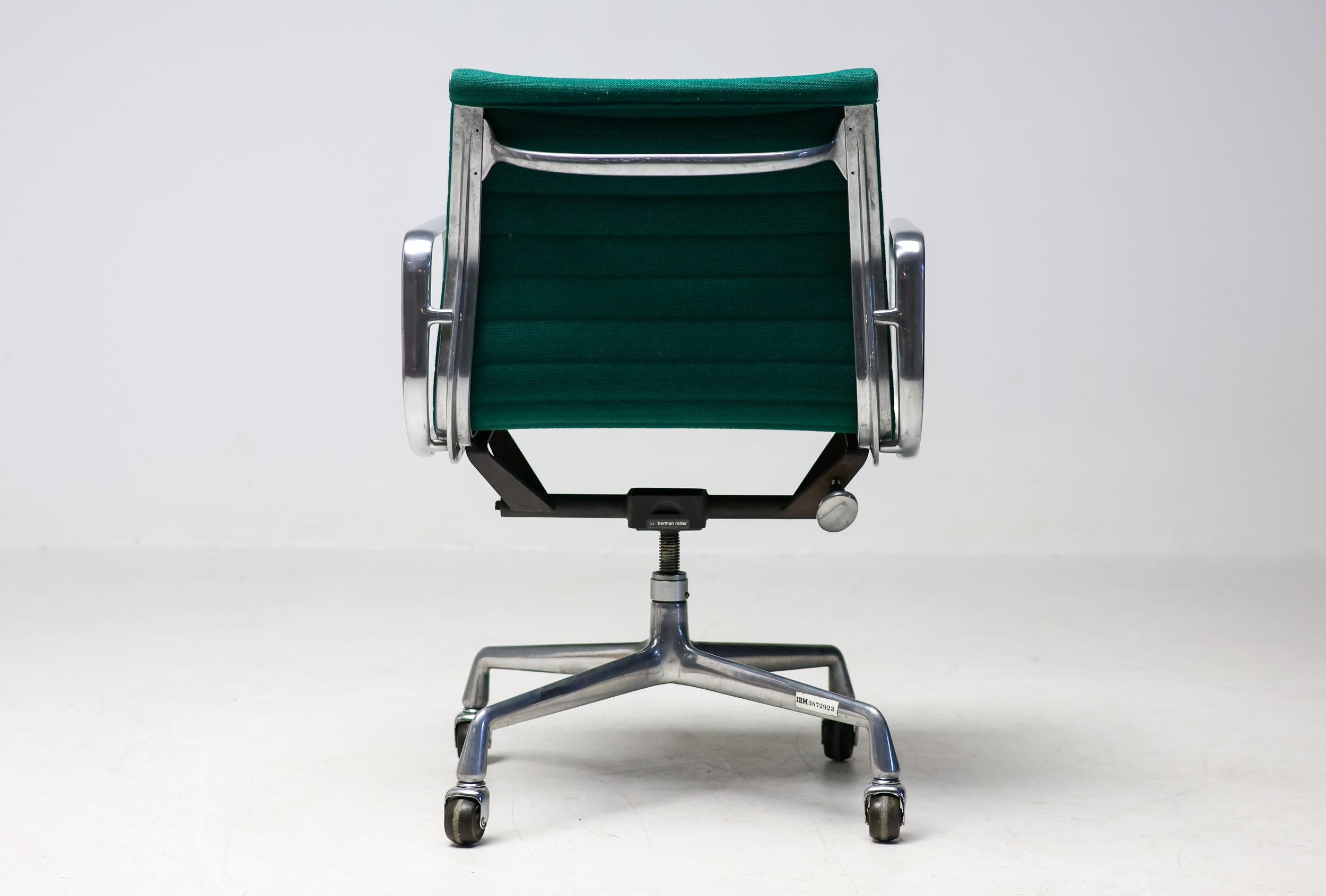 Herman Miller Mid Century Modern Charles & Ray Eames Green Executive Desk Chair For Sale 2