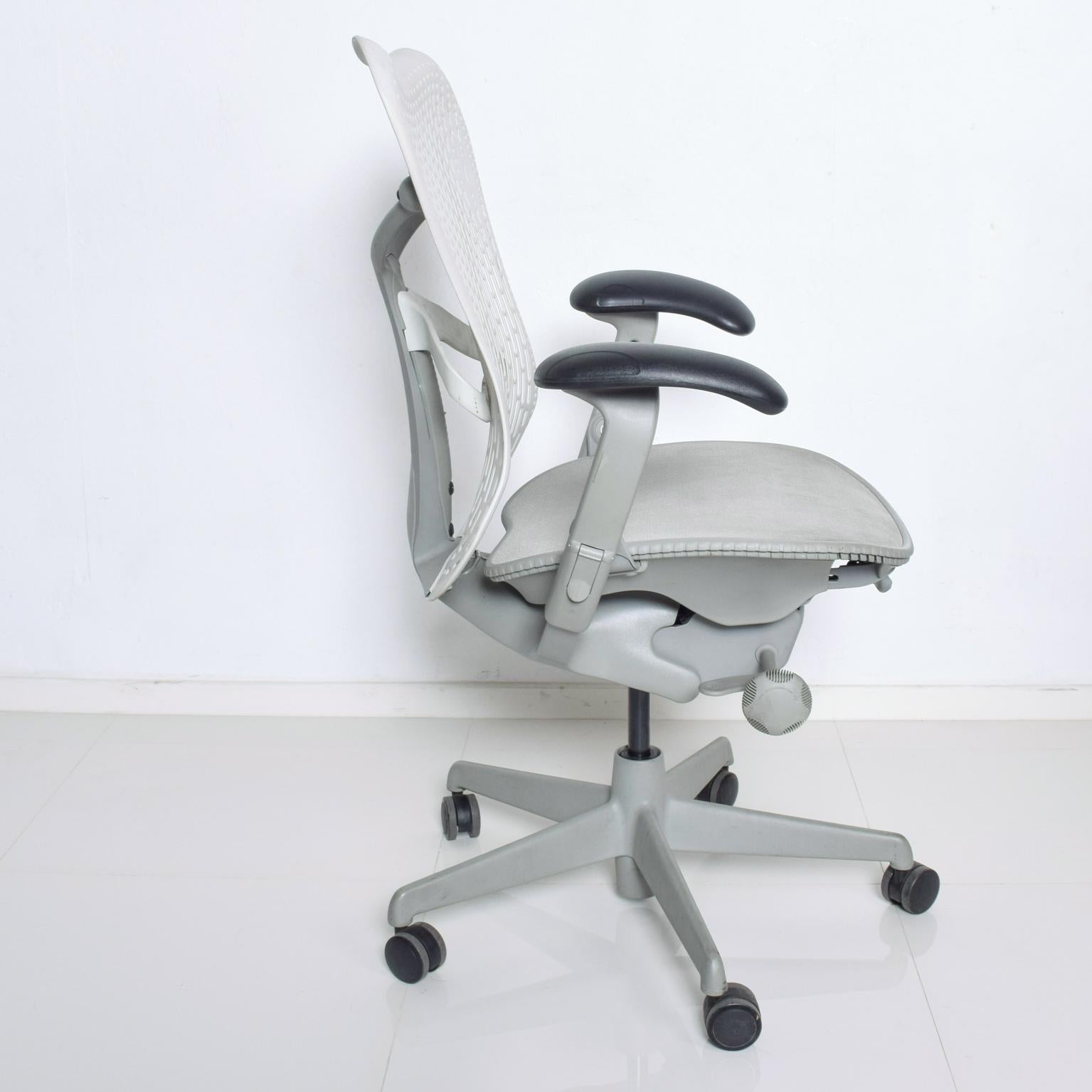 Herman Miller Modern Mirra 2, Ergonomic Office Chair White, Fog 1