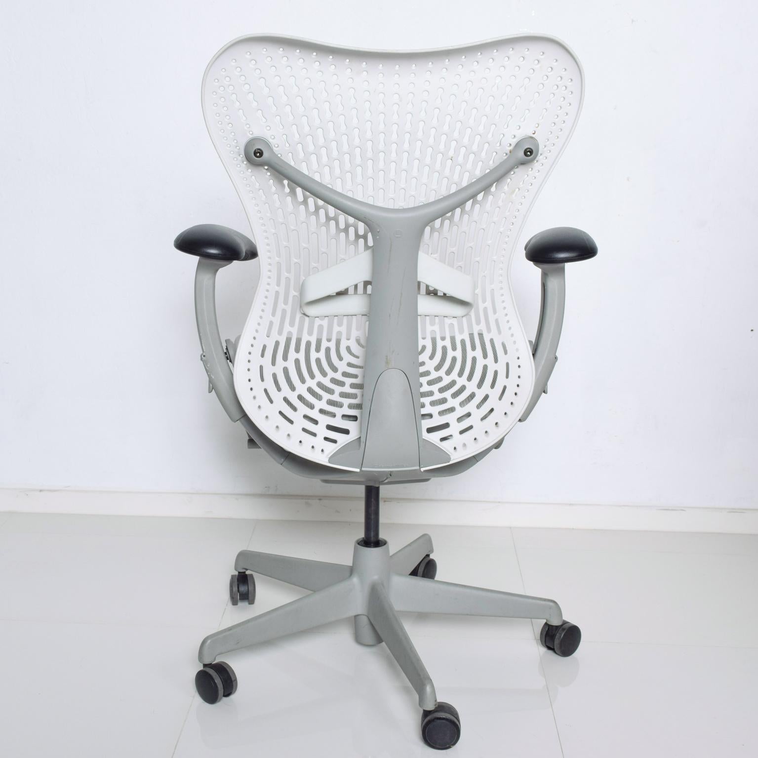 Herman Miller Modern Mirra 2, Ergonomic Office Chair White, Fog In Good Condition In Chula Vista, CA