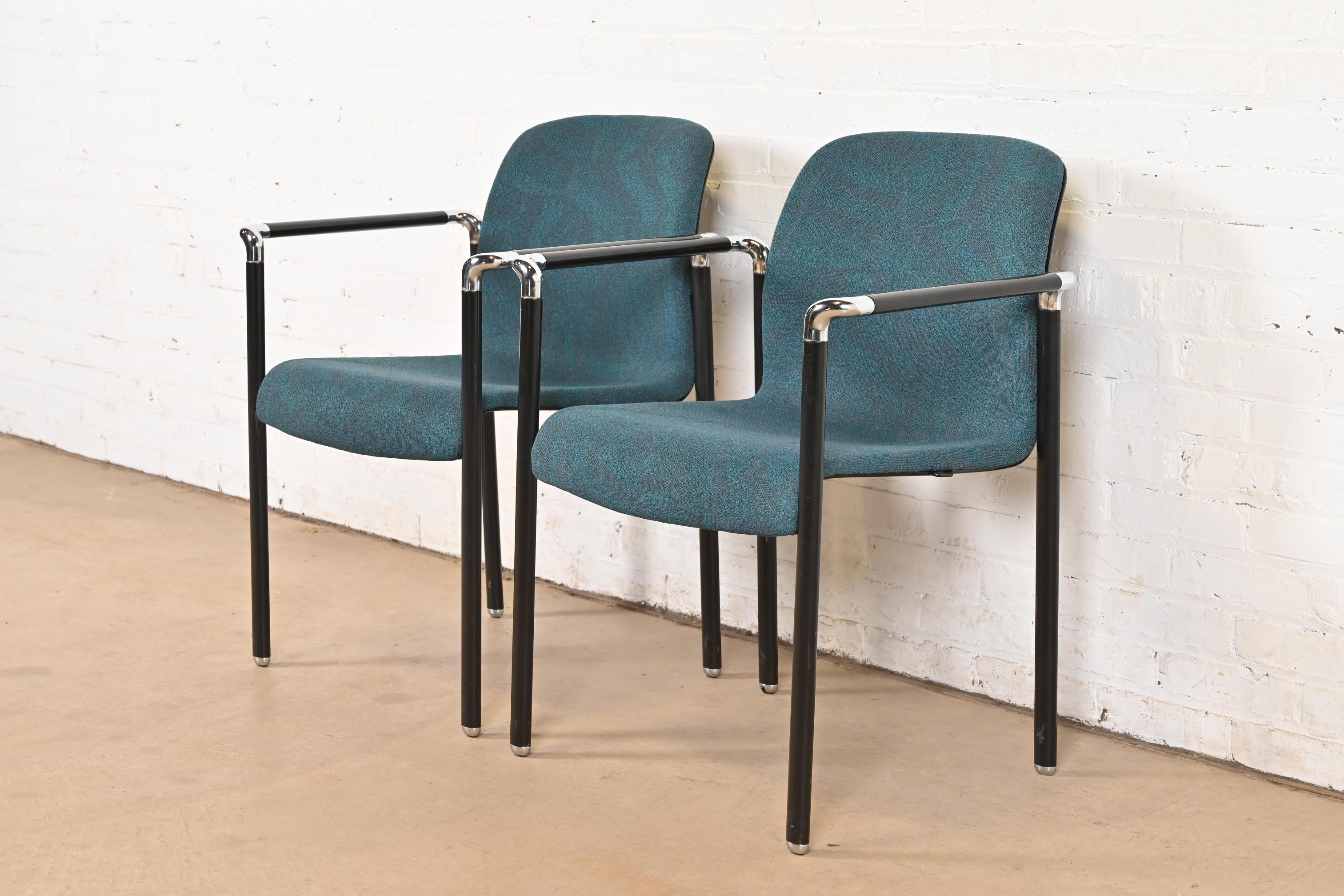 Une paire exceptionnelle de fauteuils empilables ou de chaises de bureau modernes

Par Herman Miller

ÉTATS-UNIS, 1998

Structure tubulaire en aluminium et chrome, avec sièges et dossiers rembourrés.

Dimensions : 23,75 