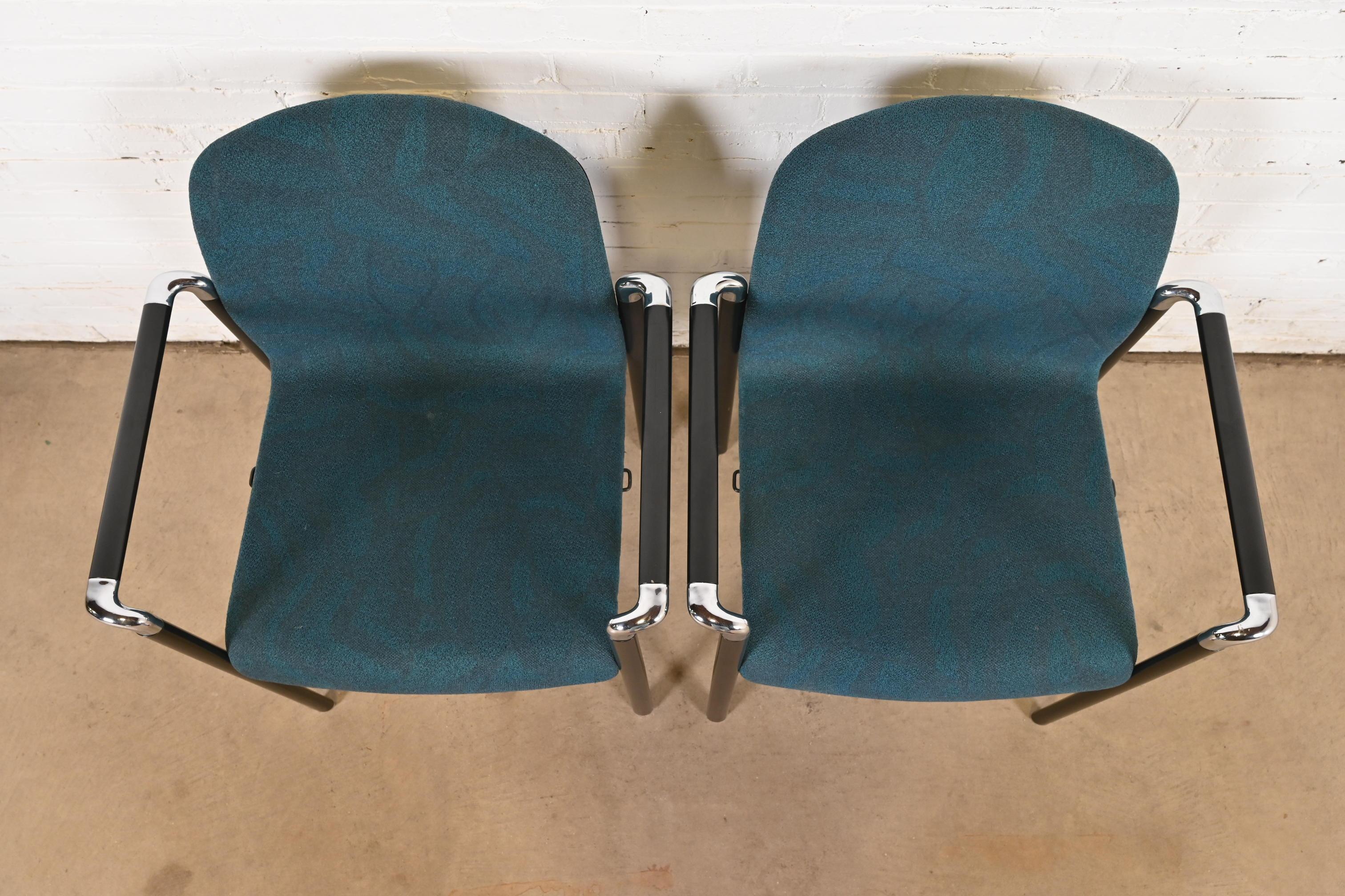 Fin du 20e siècle Fauteuils empilables modernes d'Herman Miller, paire en vente