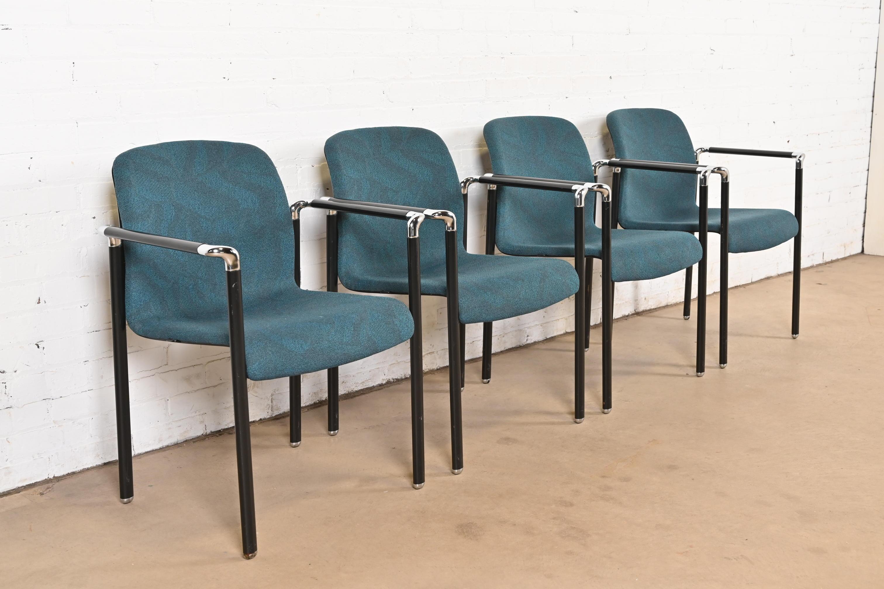 Un ensemble exceptionnel de quatre fauteuils ou chaises de bureau empilables modernes

Par Herman Miller

ÉTATS-UNIS, 1998

Structure tubulaire en aluminium et chrome, avec sièges et dossiers rembourrés.

Dimensions : 23,75 