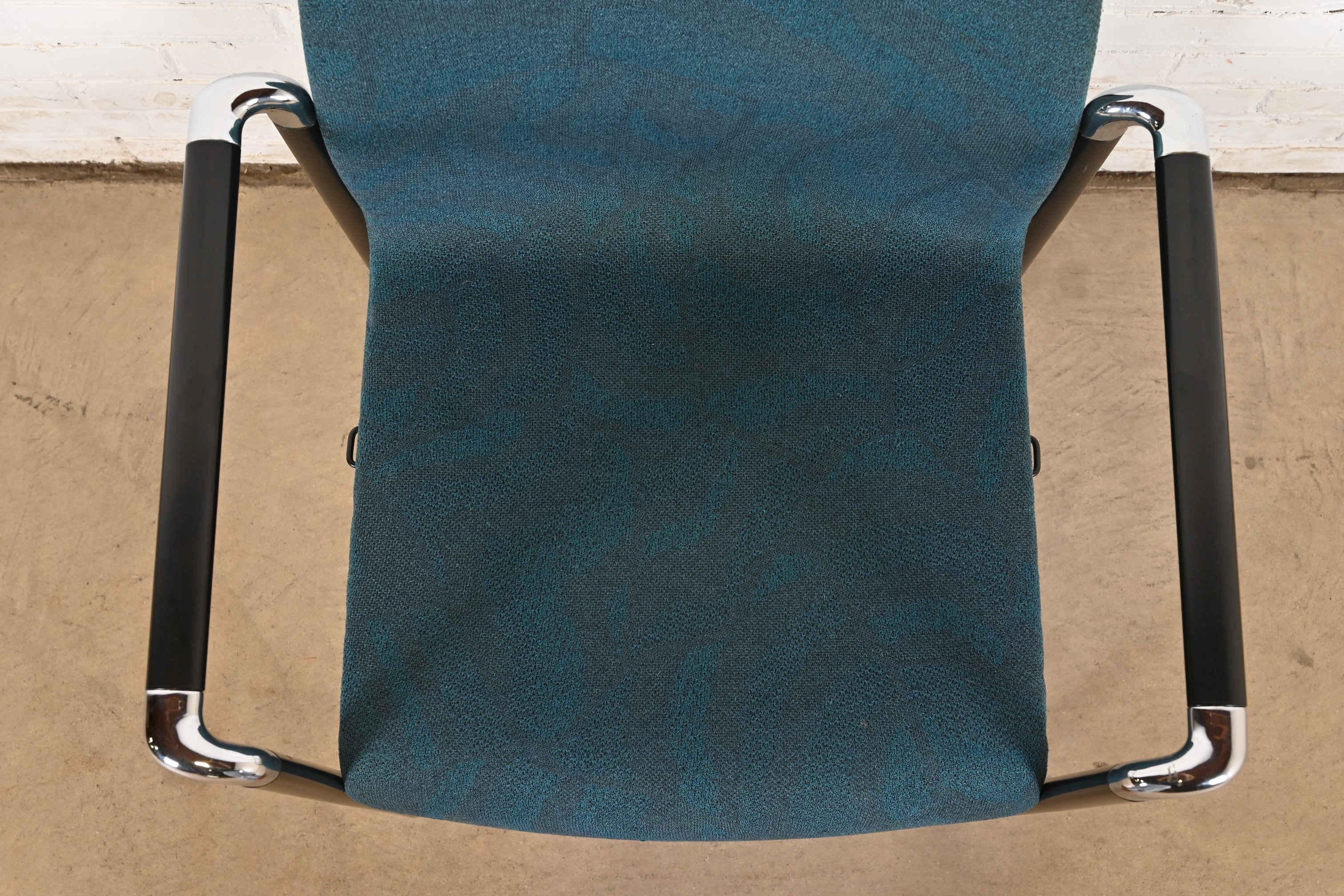 Fauteuils empilables modernes d'Herman Miller, lot de quatre en vente 2