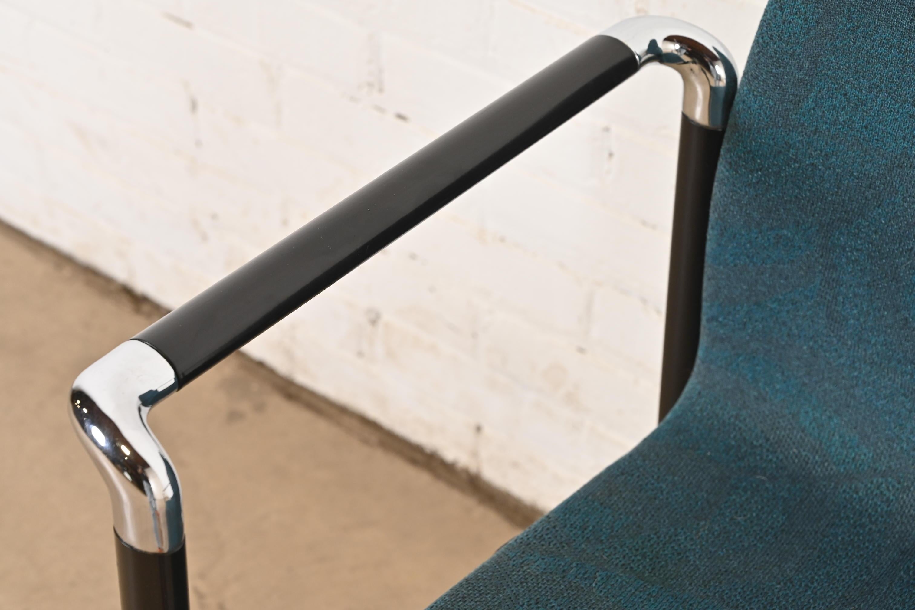 Fauteuils empilables modernes d'Herman Miller, lot de six en vente 1