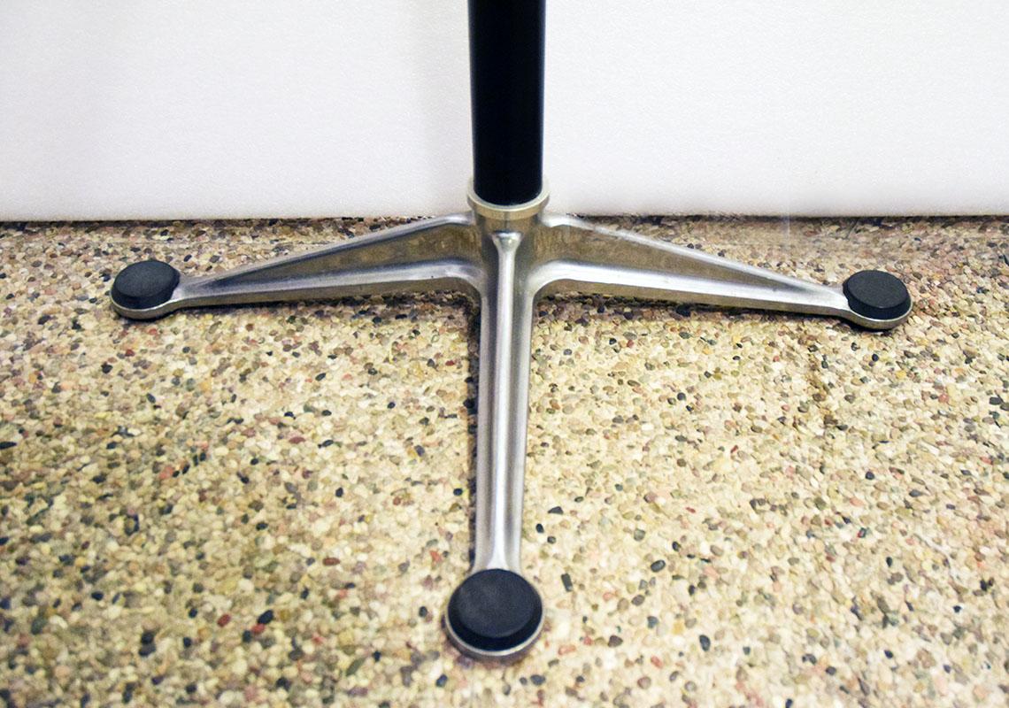 Herman Miller modular desk designed by Bruce Burdick 1980s.
Aluminium structure with special modular system and 3-spoke aluminium feet.
Suspended aluminium drawer unit, glass tops.
In excellent condition.
