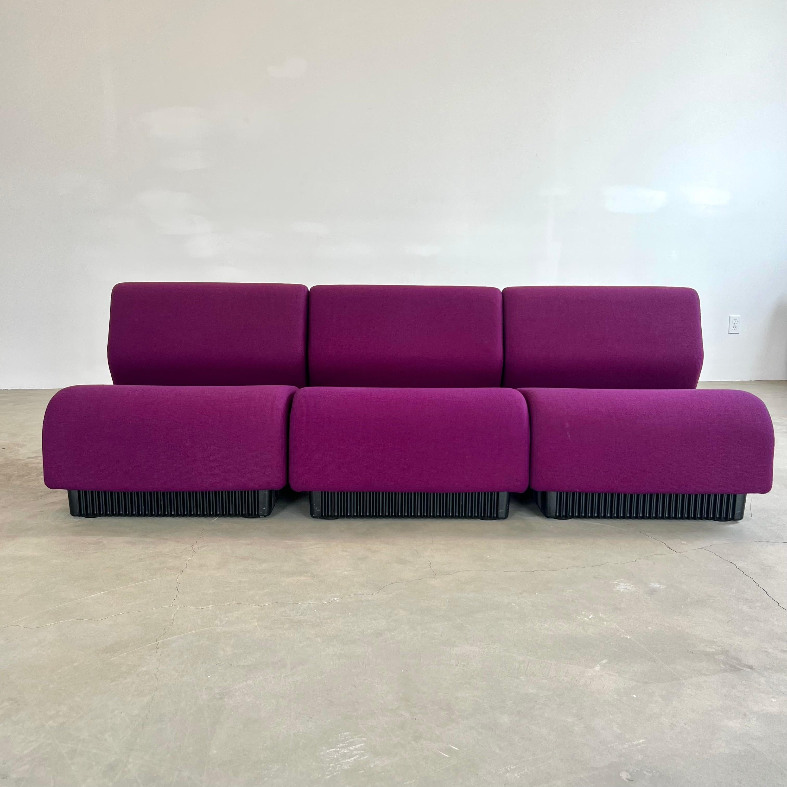 Superbe canapé modulaire 3 pièces conçu par Don Chadwick pour Herman Miller. Fabriqué aux États-Unis au début des années 1980. Les labels d'origine se trouvent sous chaque pièce. Un état fantastique et plus de 40 ans d'âge. Les trois chaises sont