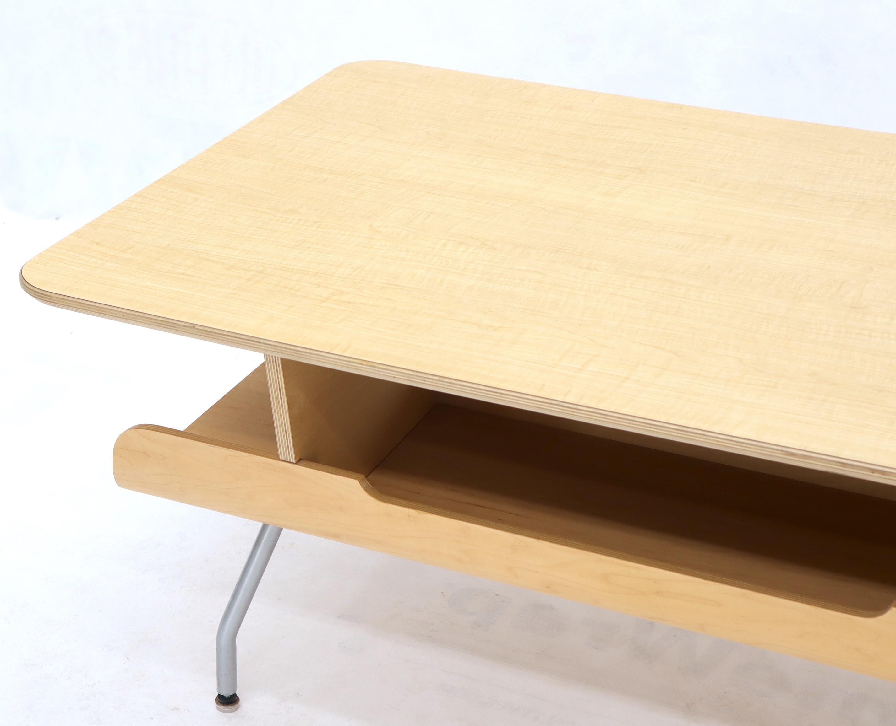 Mesa de centro con revistero de madera contrachapada moldeada Herman Miller en venta 1