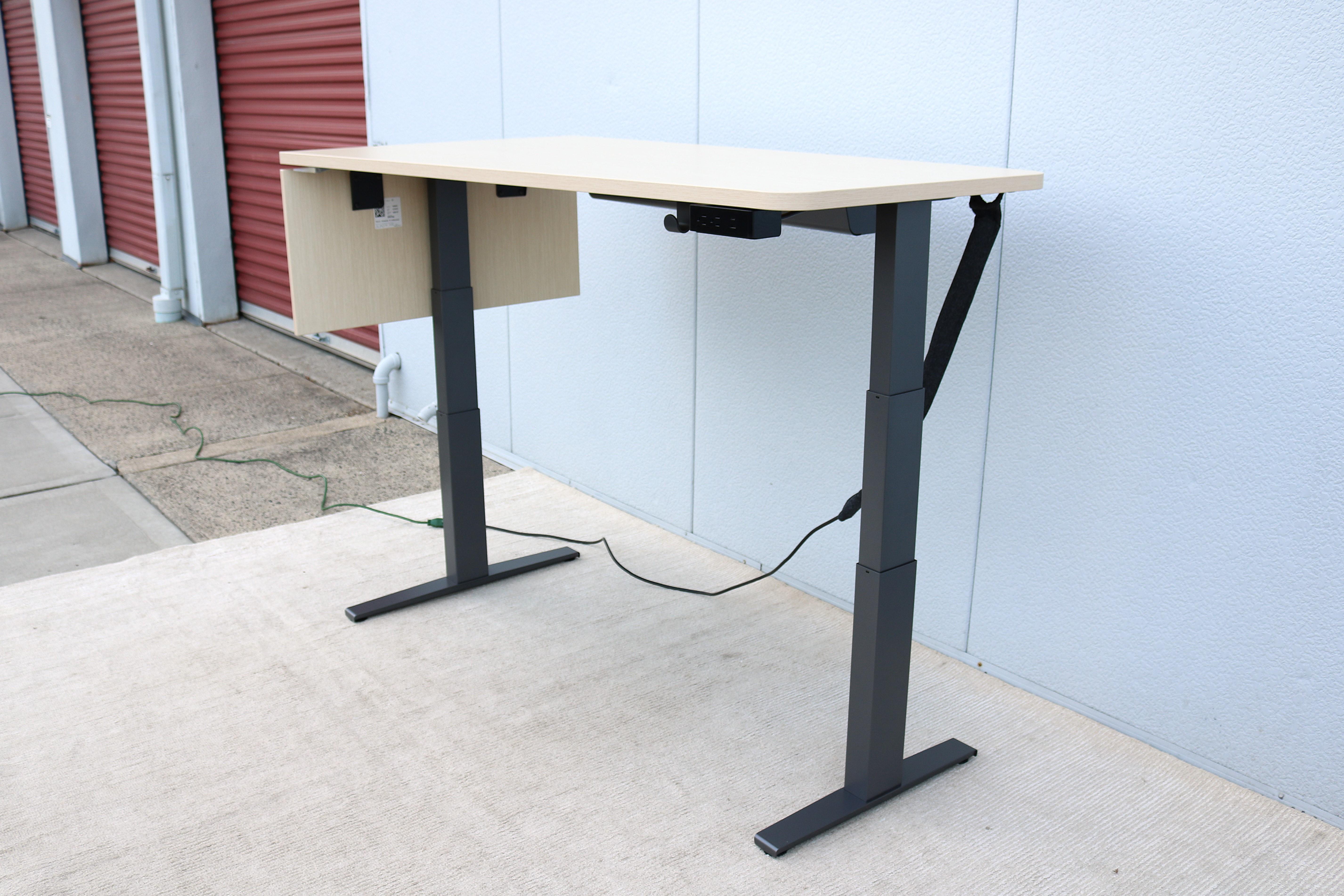 Bureau de table rectangulaire assis-debout électrique à hauteur réglable Herman Miller en vente 2
