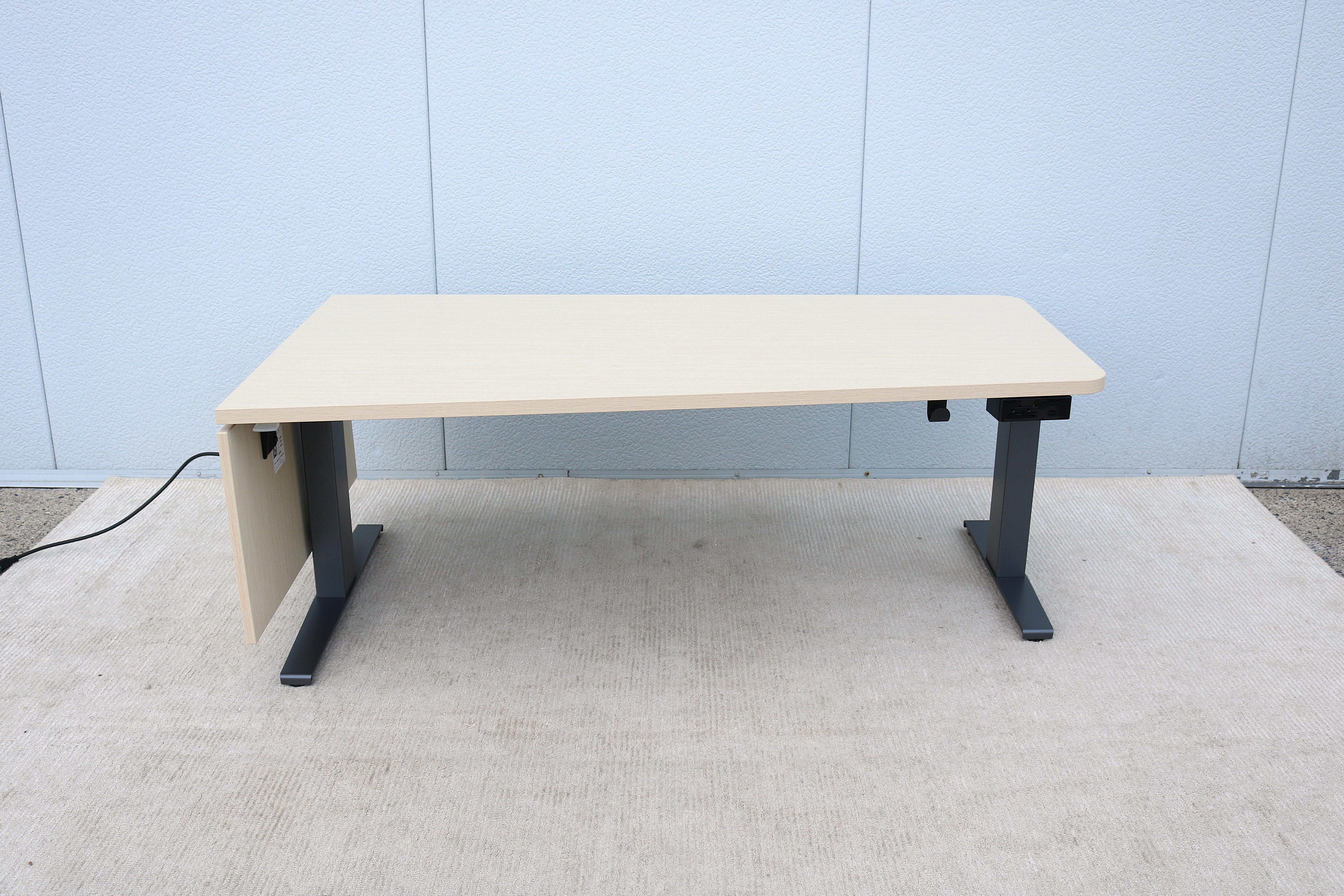 Bureau de table rectangulaire assis-debout électrique à hauteur réglable Herman Miller en vente 3
