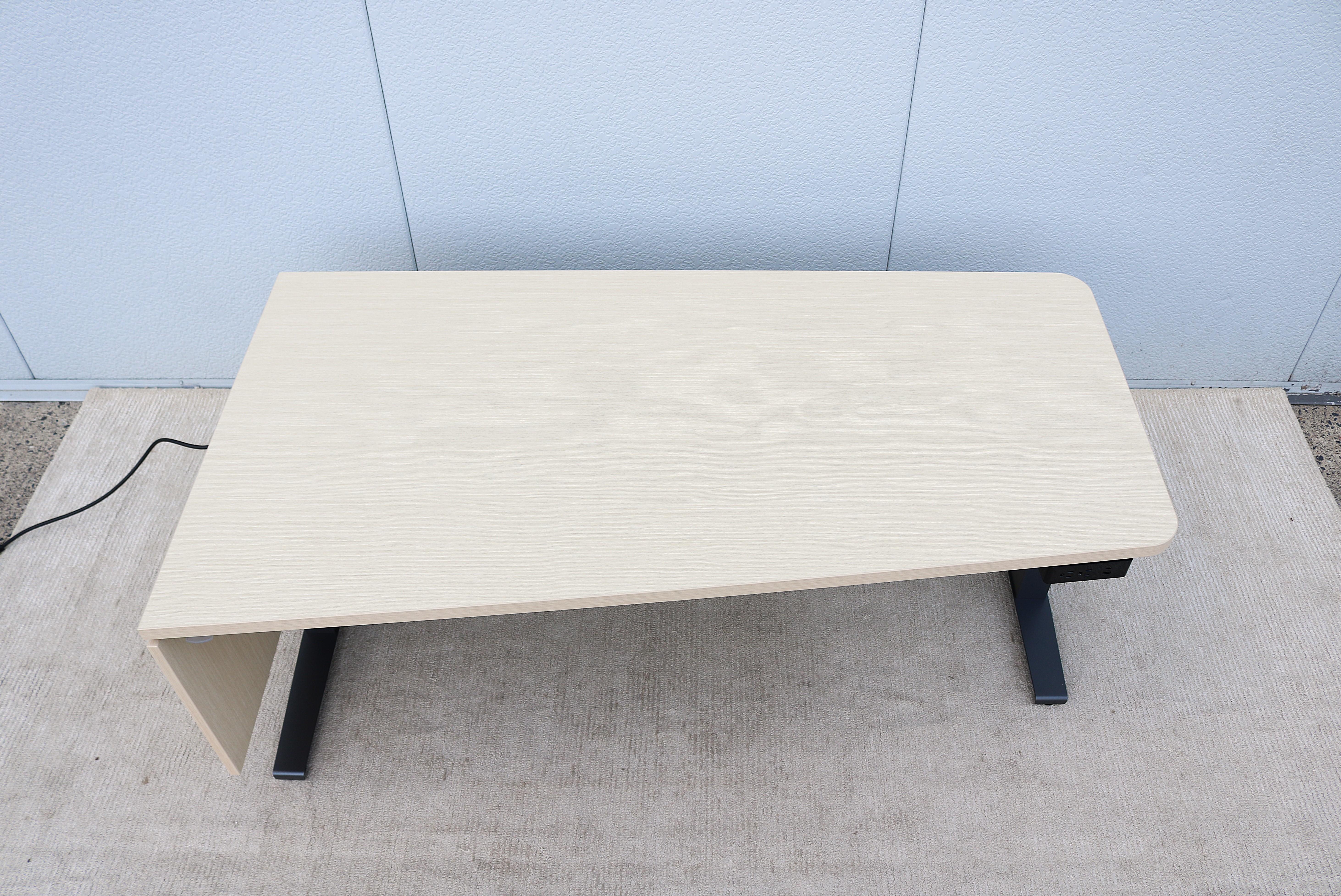 Bureau de table rectangulaire assis-debout électrique à hauteur réglable Herman Miller en vente 5