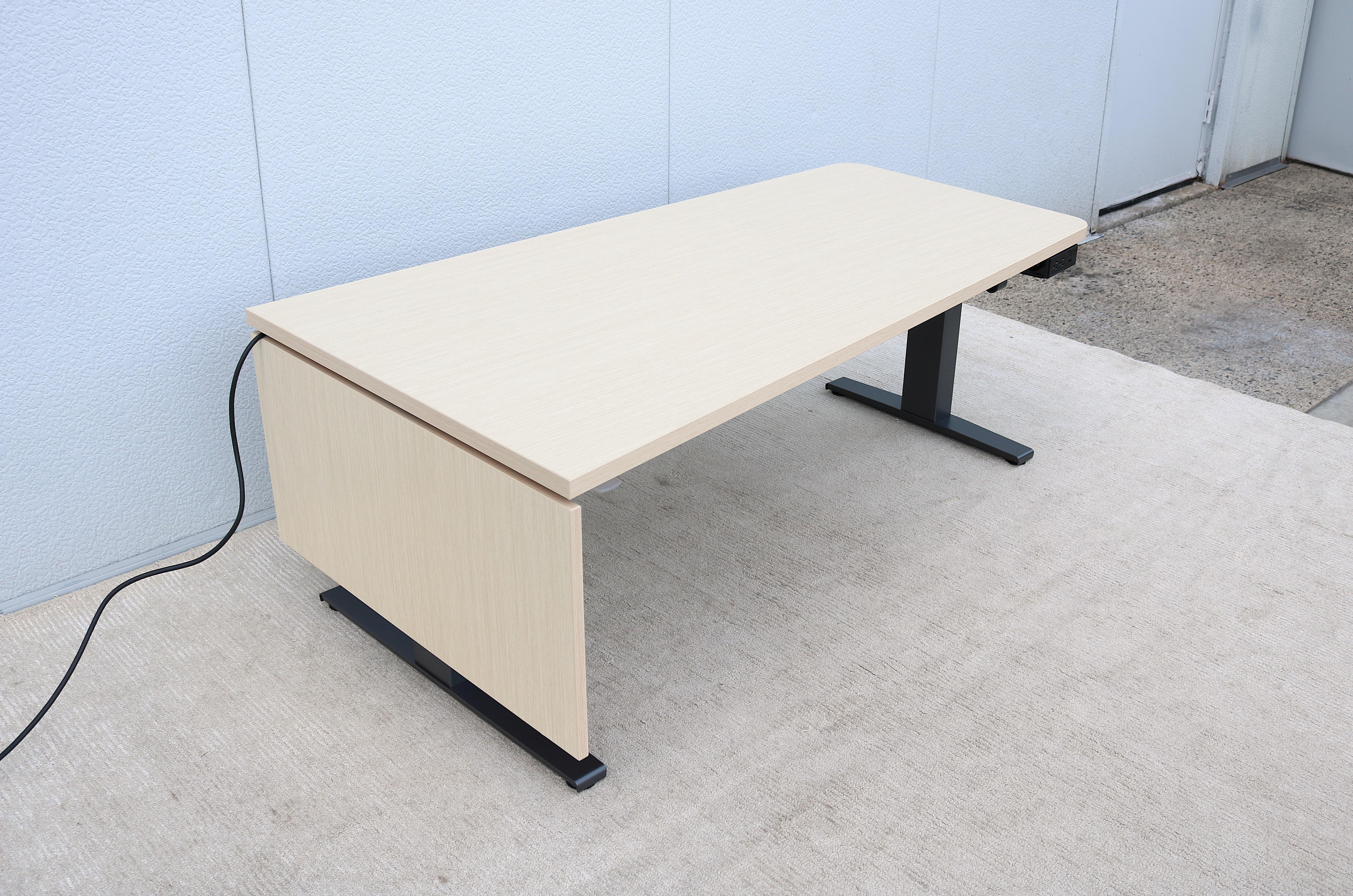 Bureau de table rectangulaire assis-debout électrique à hauteur réglable Herman Miller en vente 6