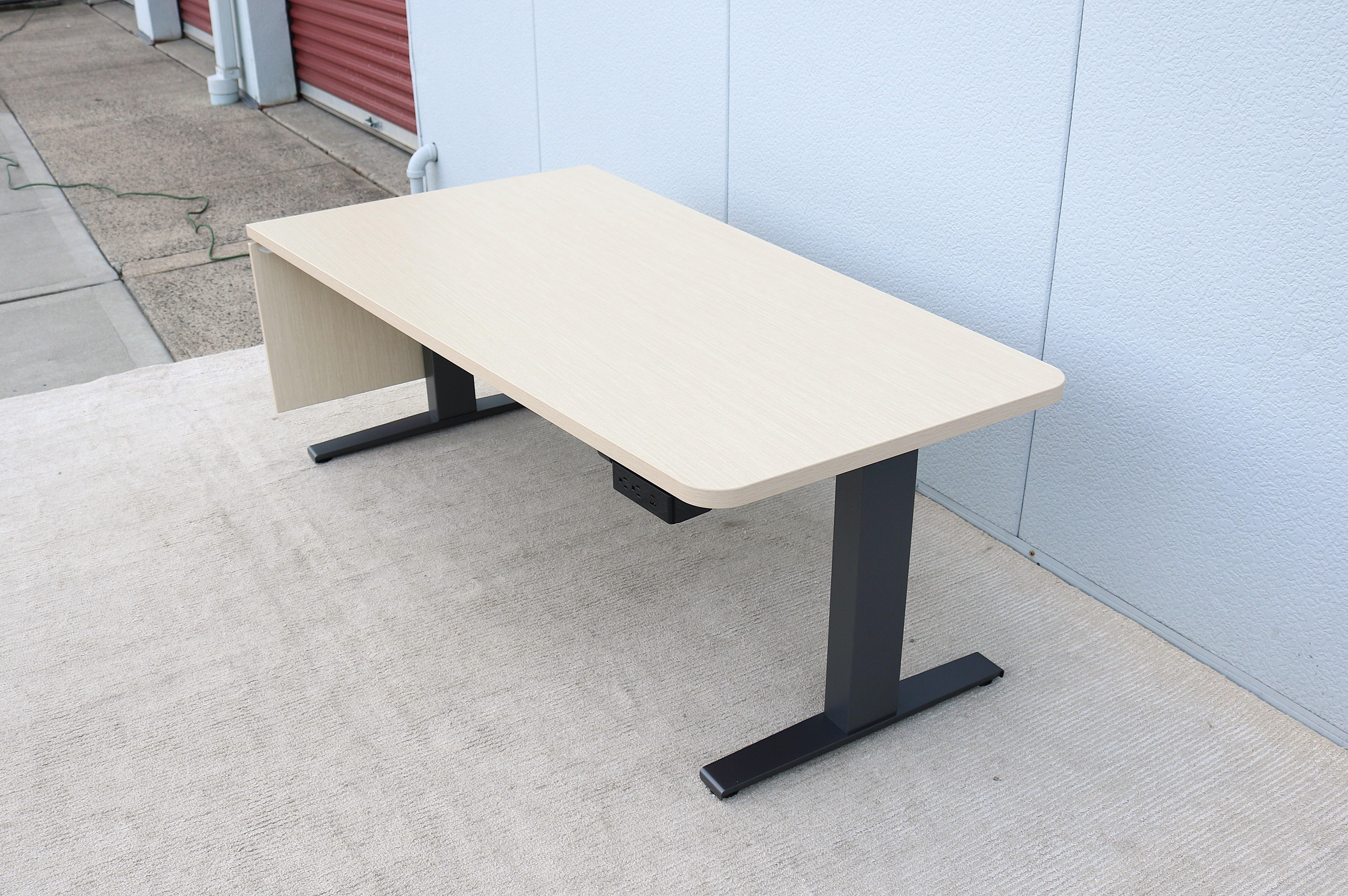 Bureau de table rectangulaire assis-debout électrique à hauteur réglable Herman Miller en vente 7