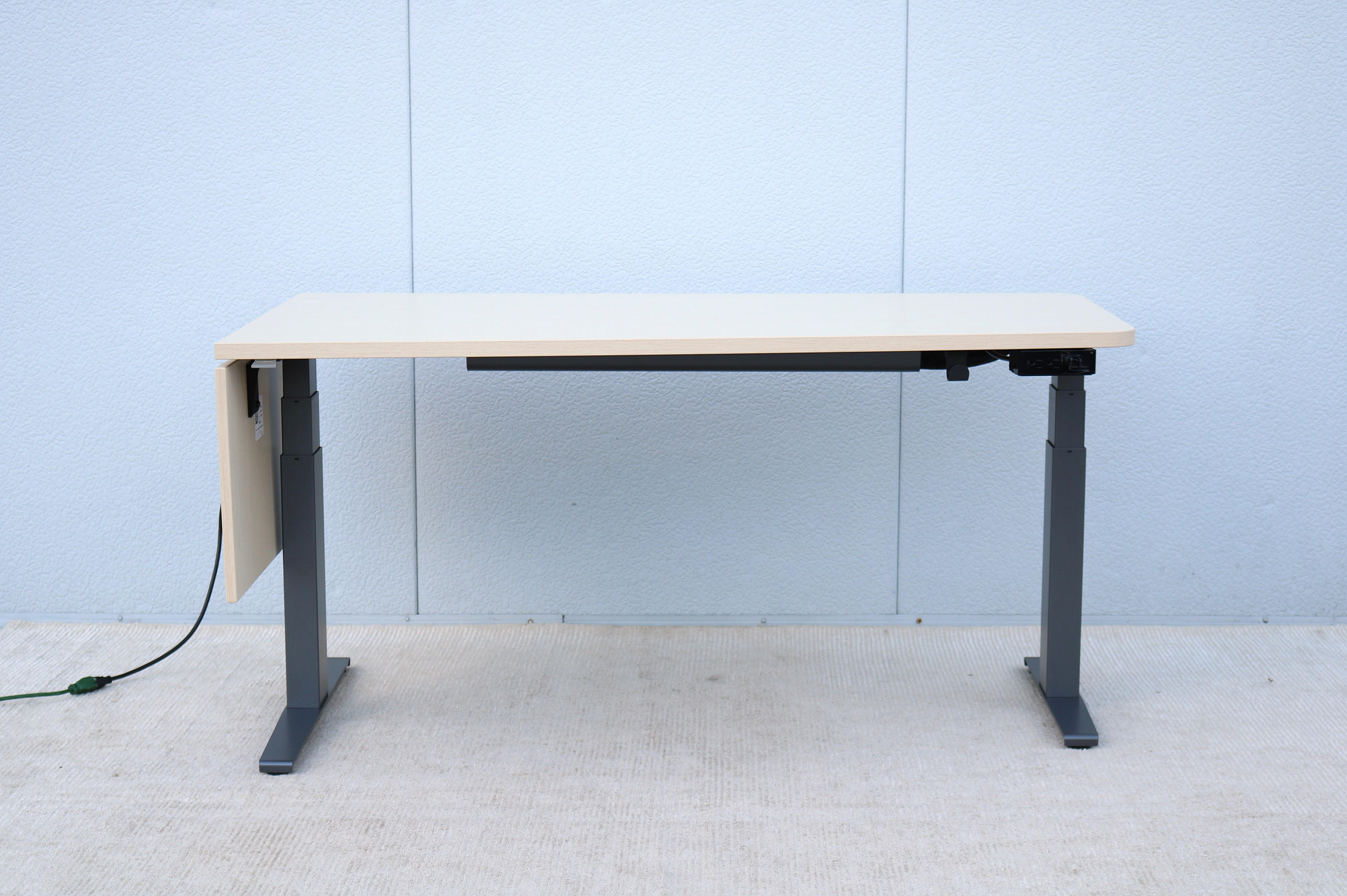 Élégant bureau de table/centre de travail ergonomique assis-debout Motia de Herman Miller.
Table de travail électrique à hauteur réglable qui passe gracieusement de la position assise à la position debout en quelques secondes par simple pression